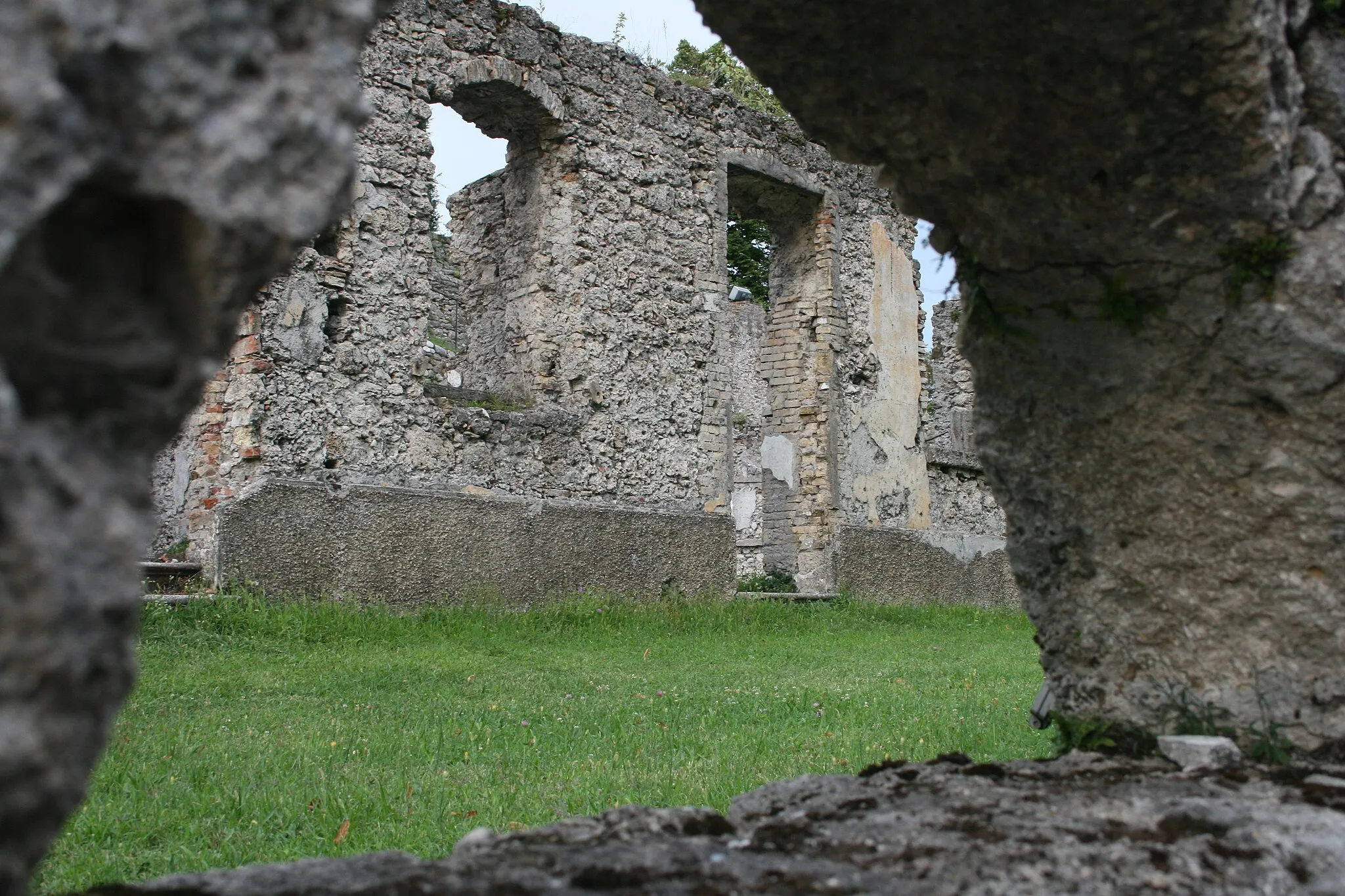 Photo showing: Fortezza di Osoppo, particolare mura attraverso una finestra