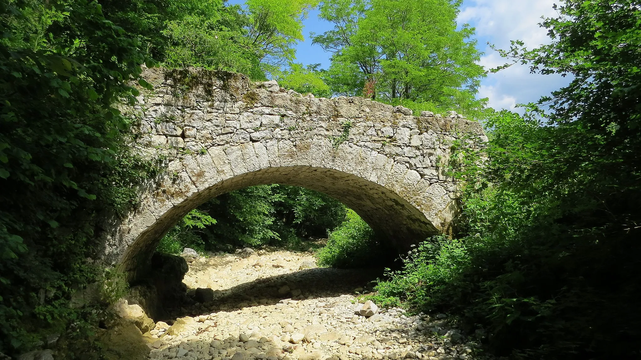 Photo showing: Opuščeni most čez Rašo, ki je povezoval Mahniče s Kazljami.