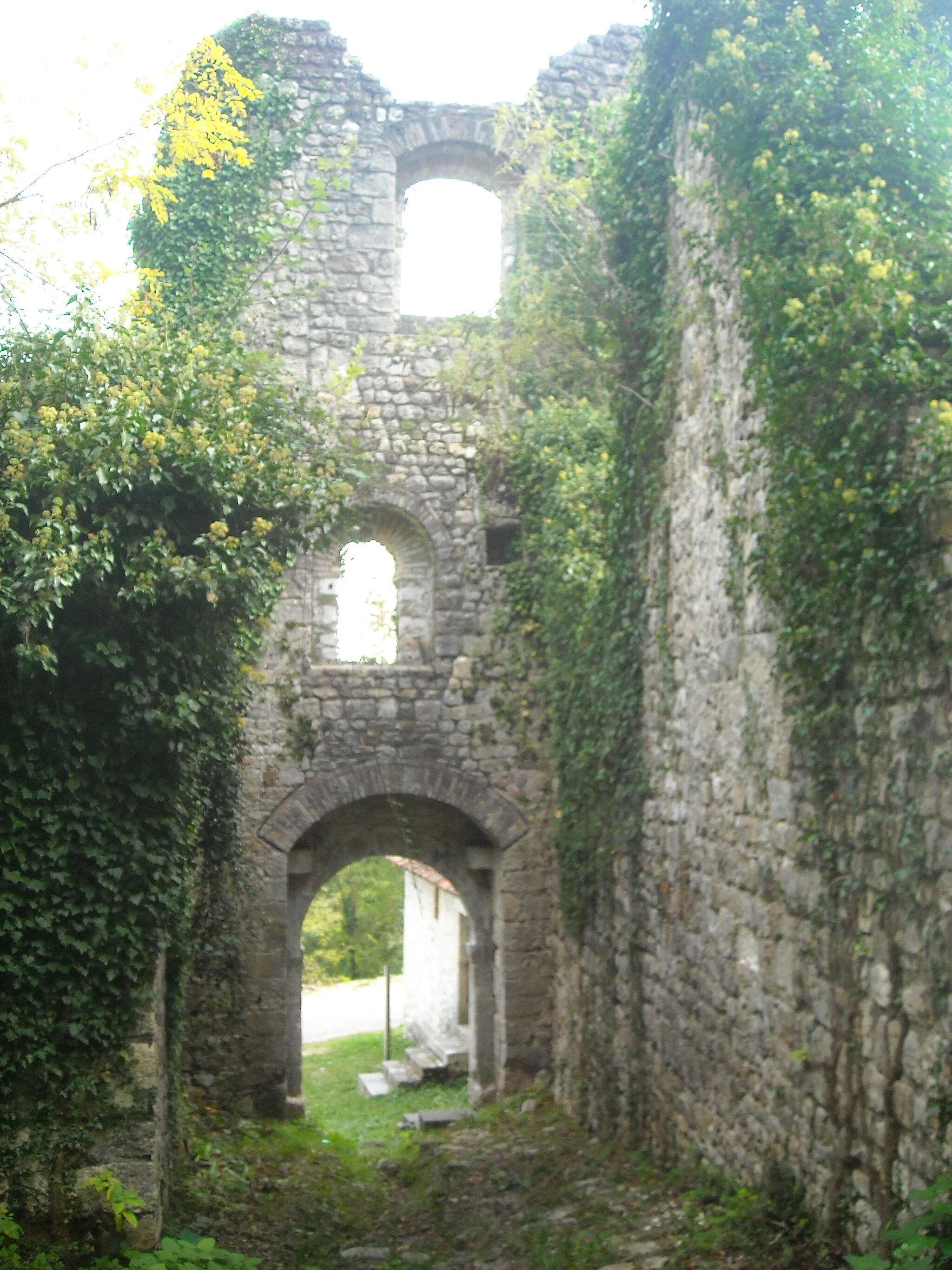 Photo showing: L'ingresso al castello visto dal cortile interno.