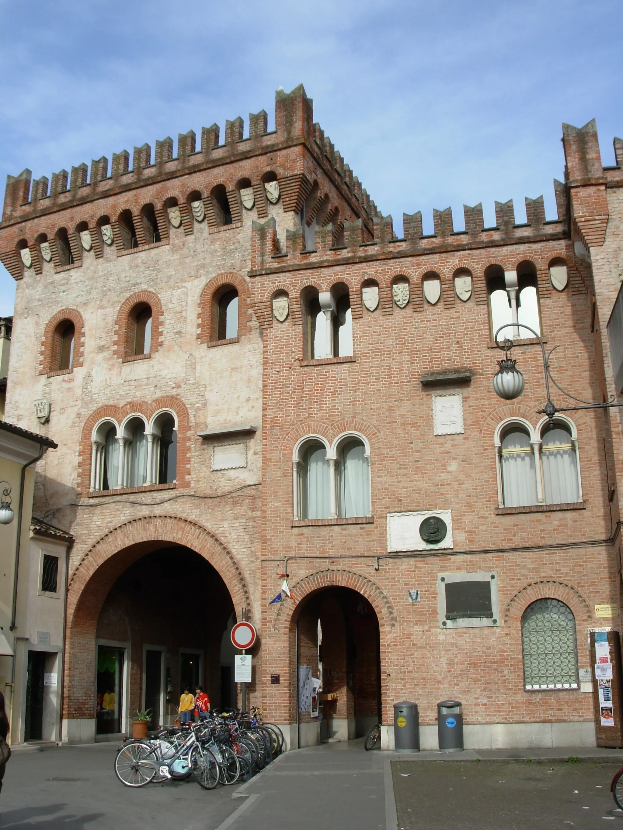 Photo showing: Torre Raimonda, Via Amalteo 1, San Vito al Tagliamento, western facade, seen from Via Amalteo.