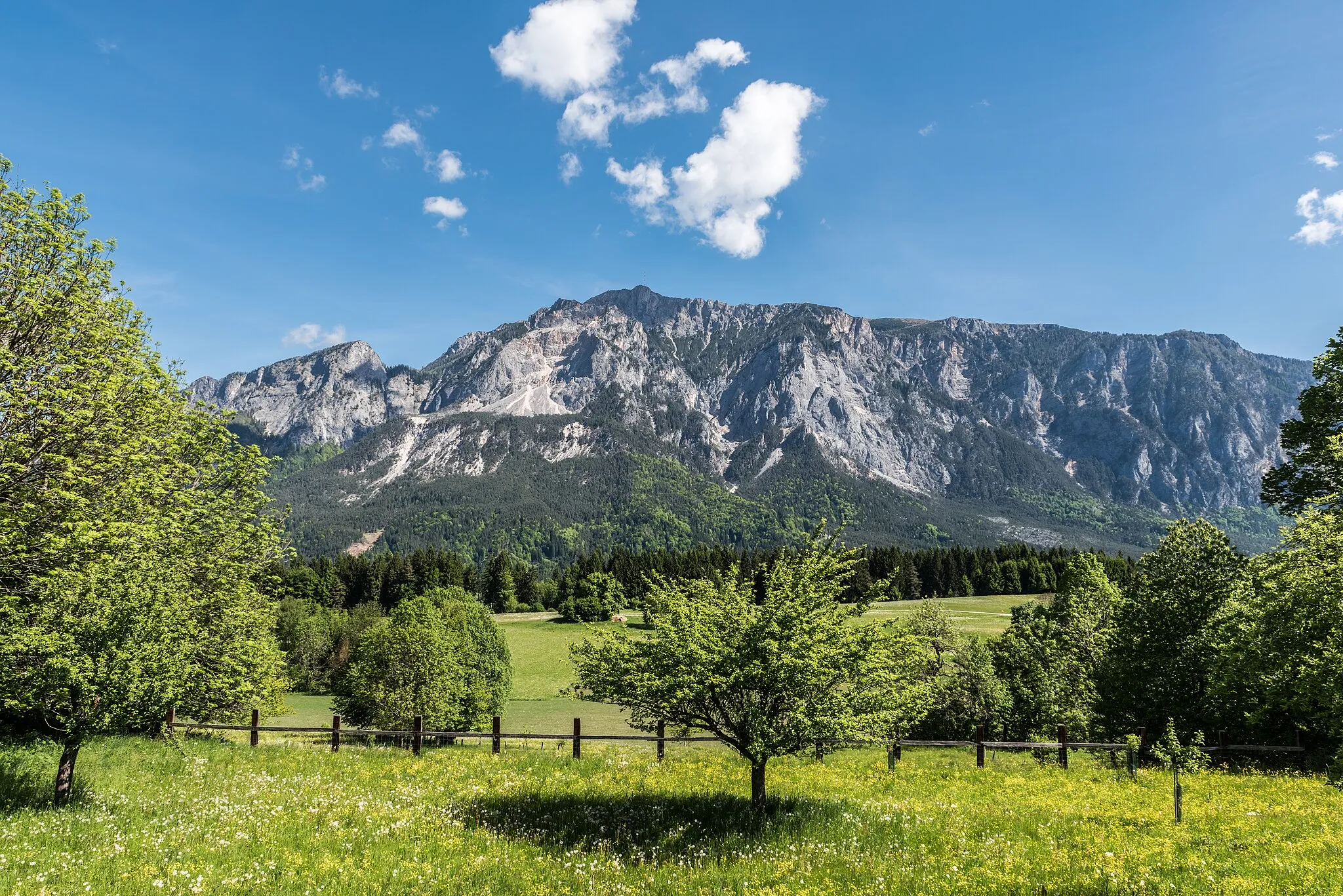 Photo showing: View of the mountain Dobratsch, municipality Hohenthurn, district Villach Land, Carinthia, Austria, EU