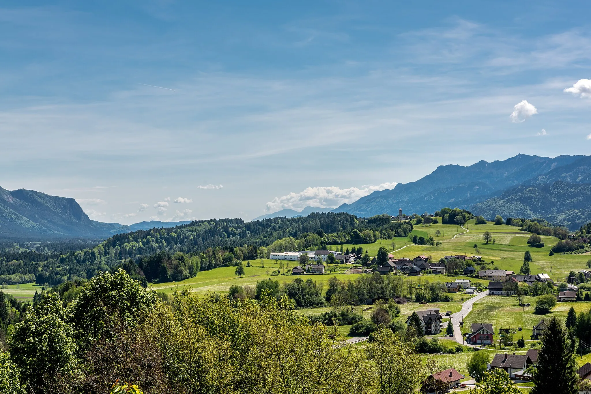 Photo showing: View of Hohenthurn with the subsidiary church Saint Cyriacus, municipality Hohenthurn, district Villach Land, Carinthia, Austria, EU