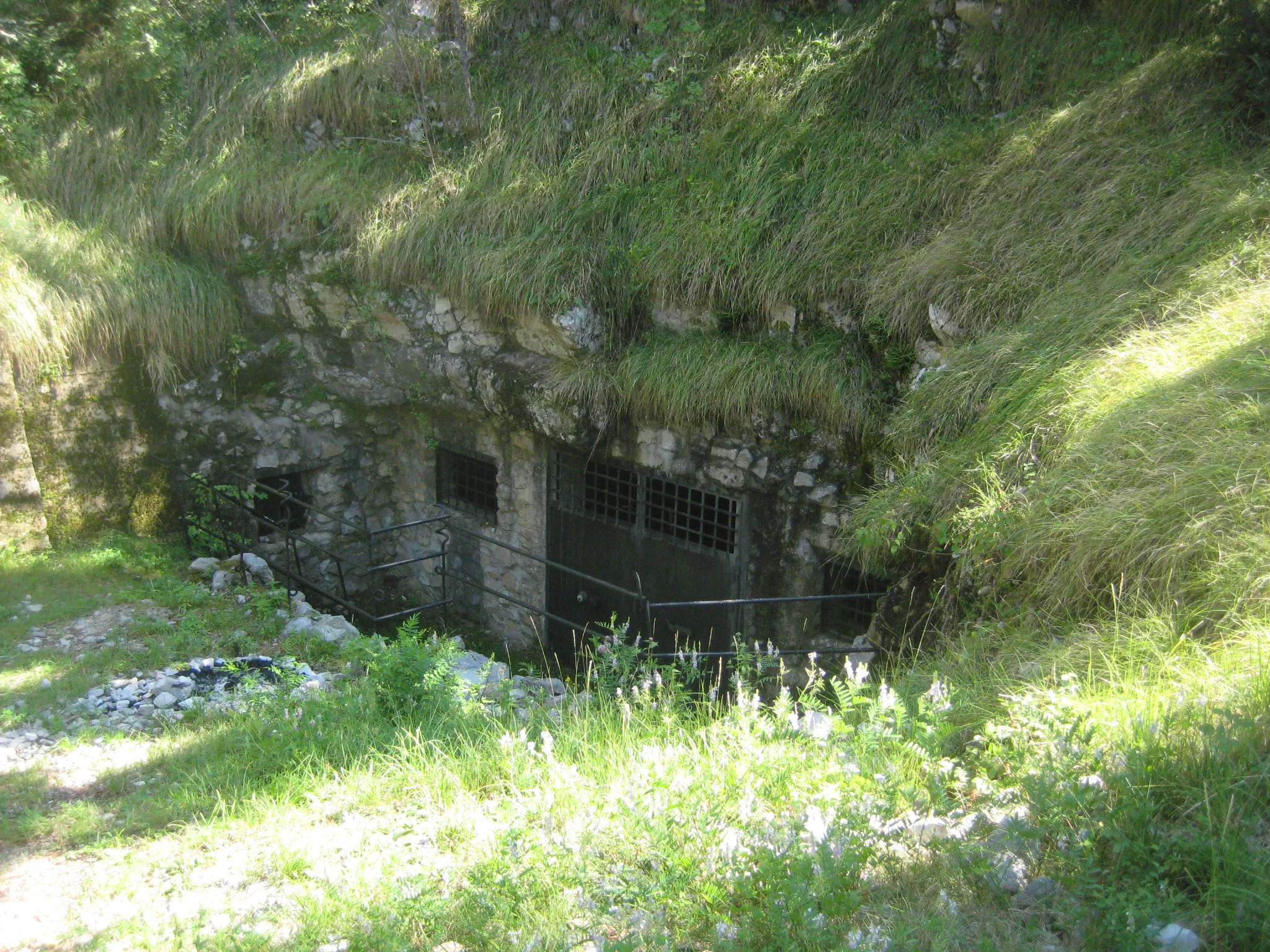 Photo showing: Pečinka, cave. Karst, Slovenia