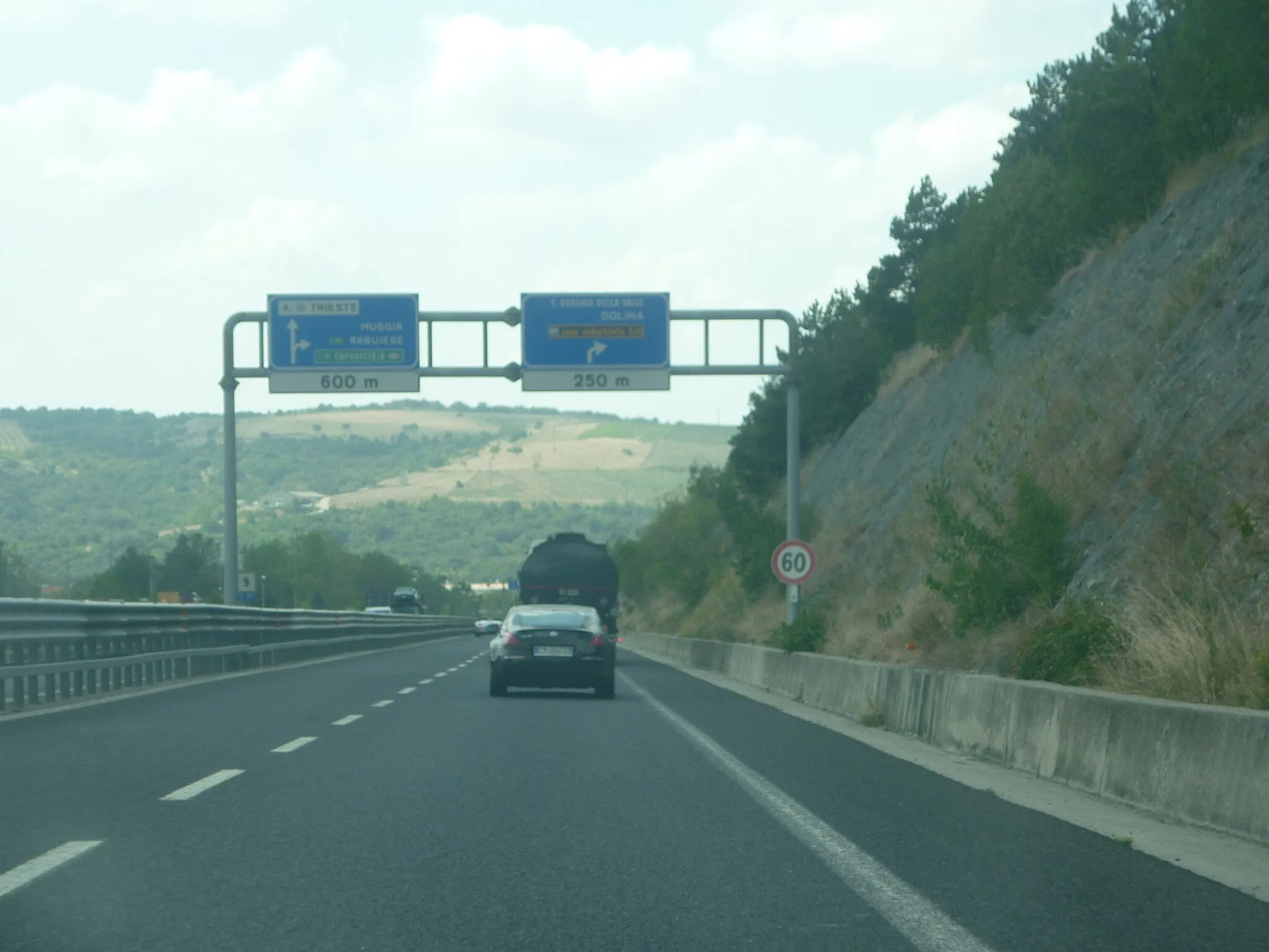 Photo showing: Vista dela strada statale 202 "Triestina" presso il chilometro 9, in direzione Trieste (nel territorio comunale di San Dorligo della Valle).