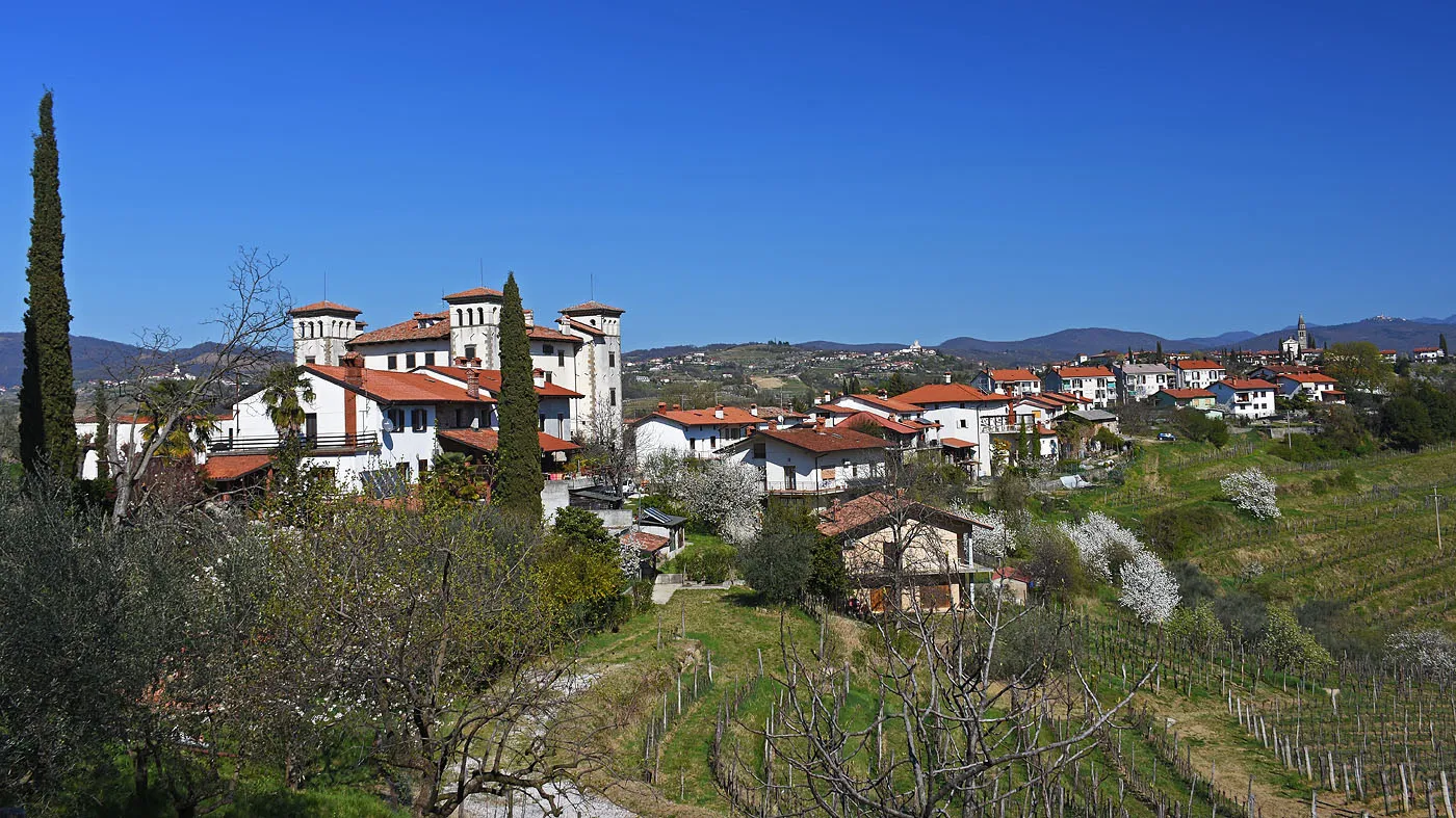 Photo showing: Dobrovo in Brda, on the left is its renaissance castle.