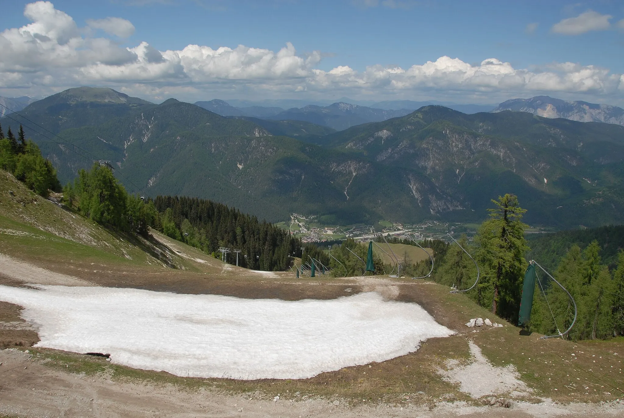 Photo showing: View from top of Mount Lussari at the the village Camporosso (german "Saifnitz") in the Val Canale, with the Mountain "Oisternig" in the left background, situated in the community Tarvisio, province of Udine, region Friuli-Venezia Giulia, Italy