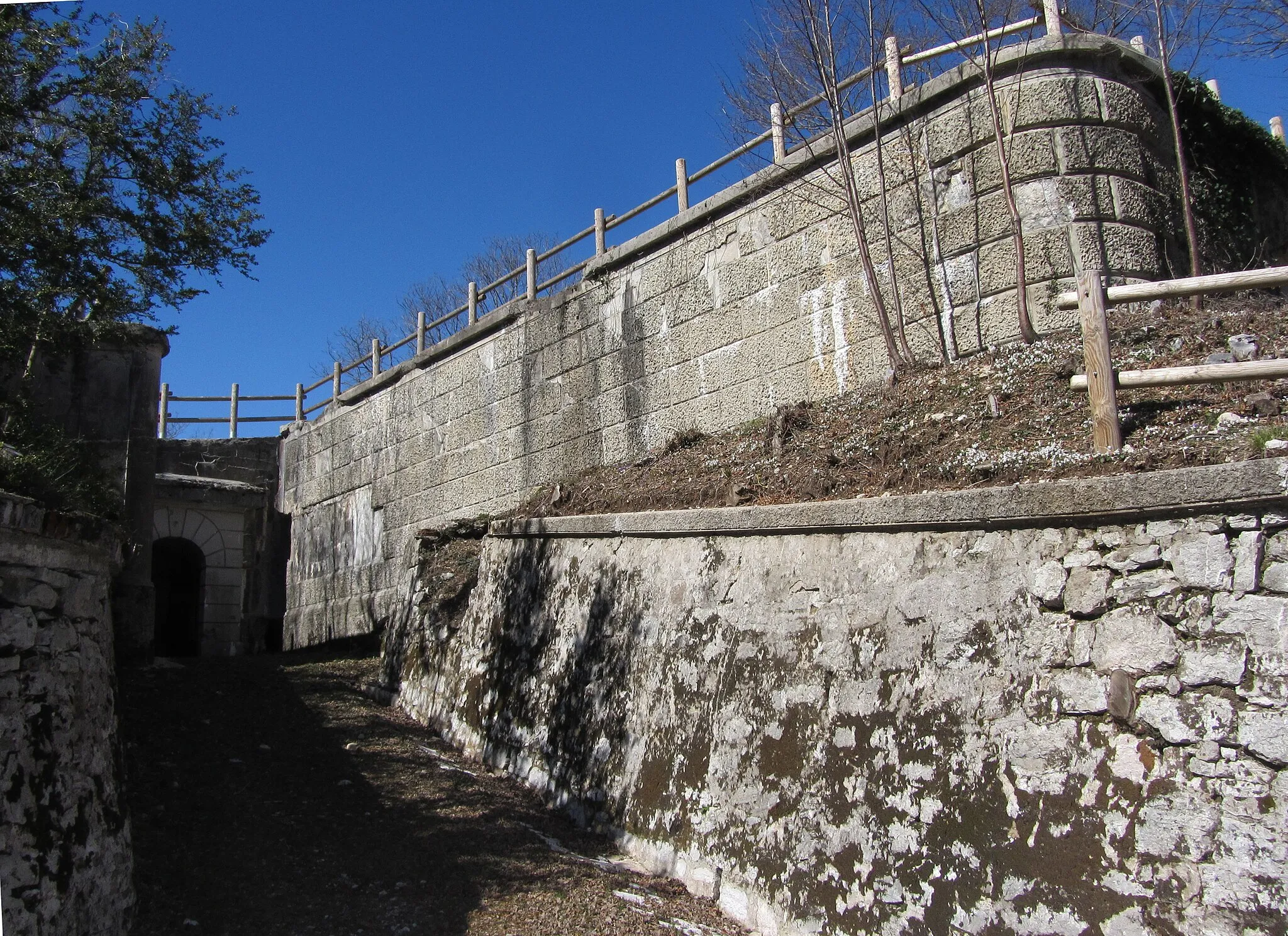 Photo showing: Forte di Monte Ercole
Ospedaletto di Gemona (UDINE) - ITALY -

Ingresso alle batterie