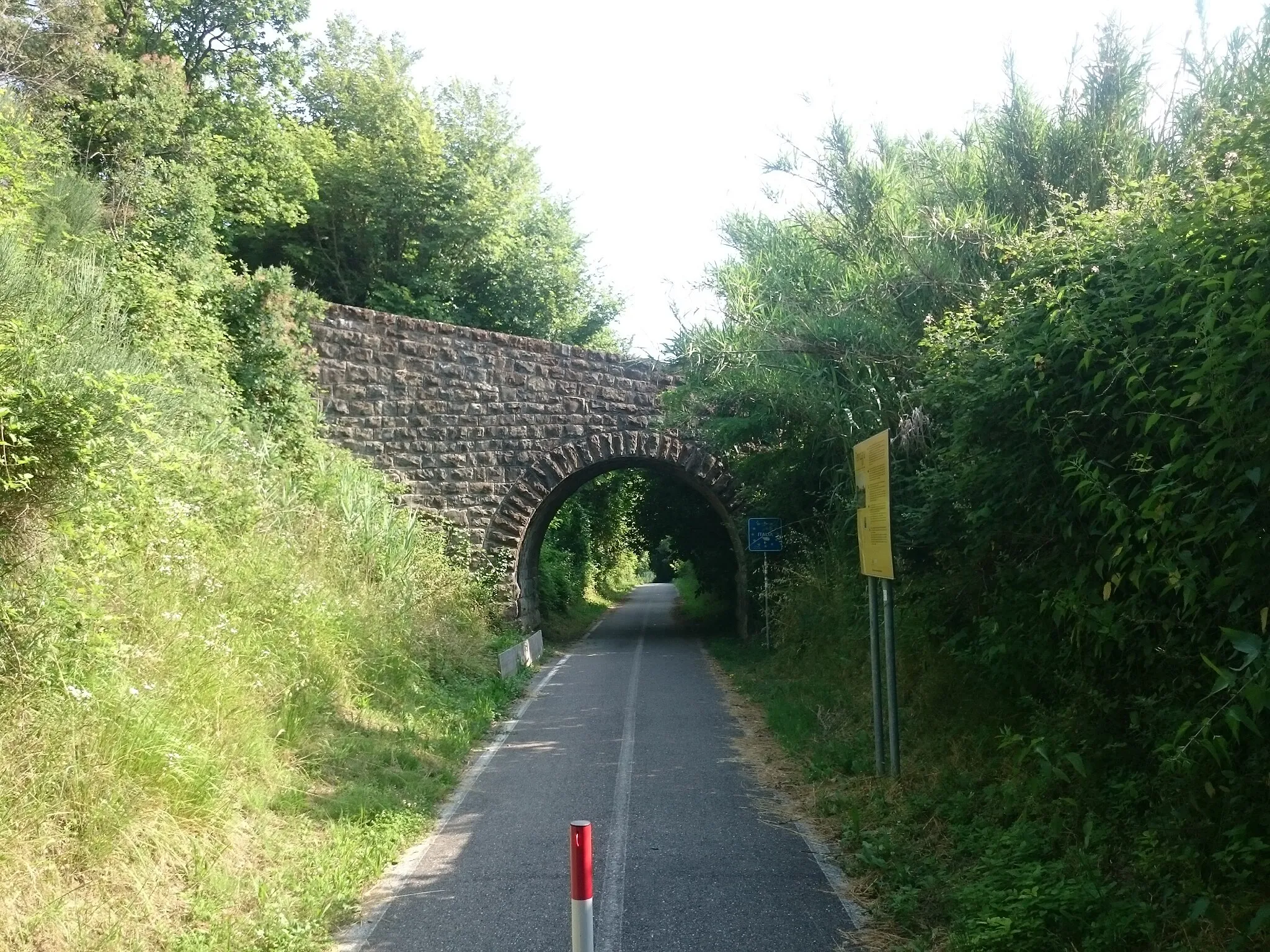 Photo showing: Overpass over the route of the former Parenzana railway (today a cycling route), located in Rabuiese (sl: Rabujez) in the municipality of Muggia, just a few meters from the border with Slovenia.