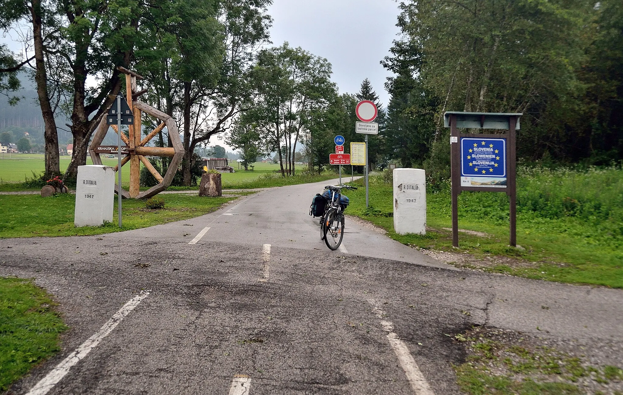 Photo showing: Mountain pass Valica di Fusine / Weißenfelspass / Belopeški prehod 846m. The cycling route Alpe Adria FVG 1/a crosses the border Italy / Slovenia.