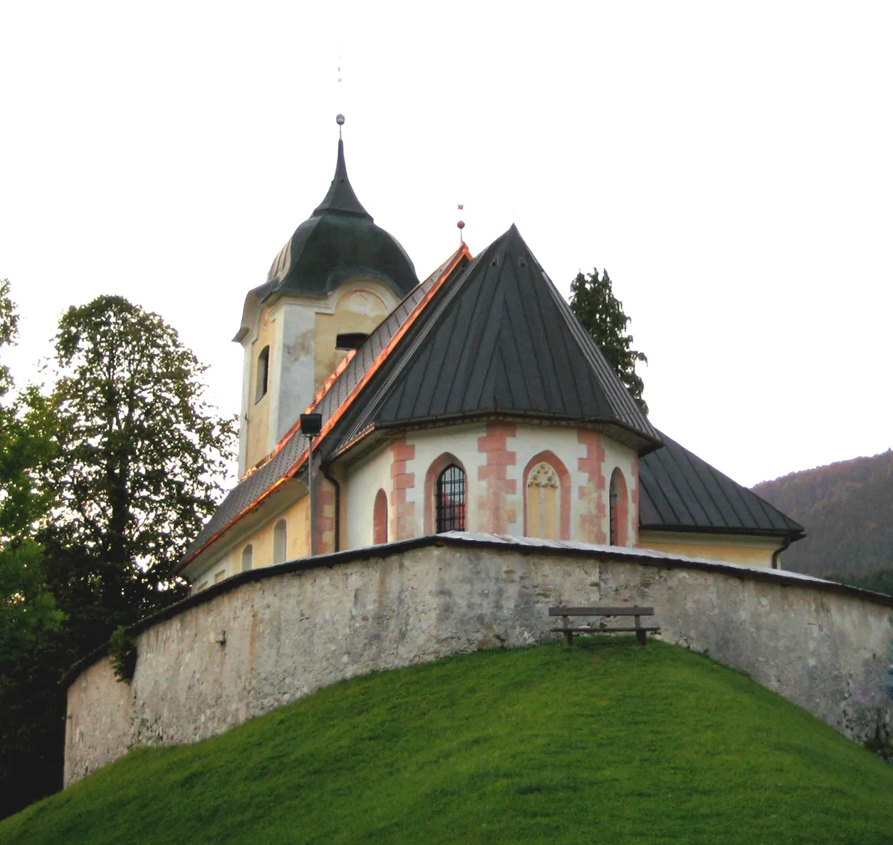 Photo showing: Župnijska cerkev sv. Duha v Ratečah (severozahodna Slovenija).