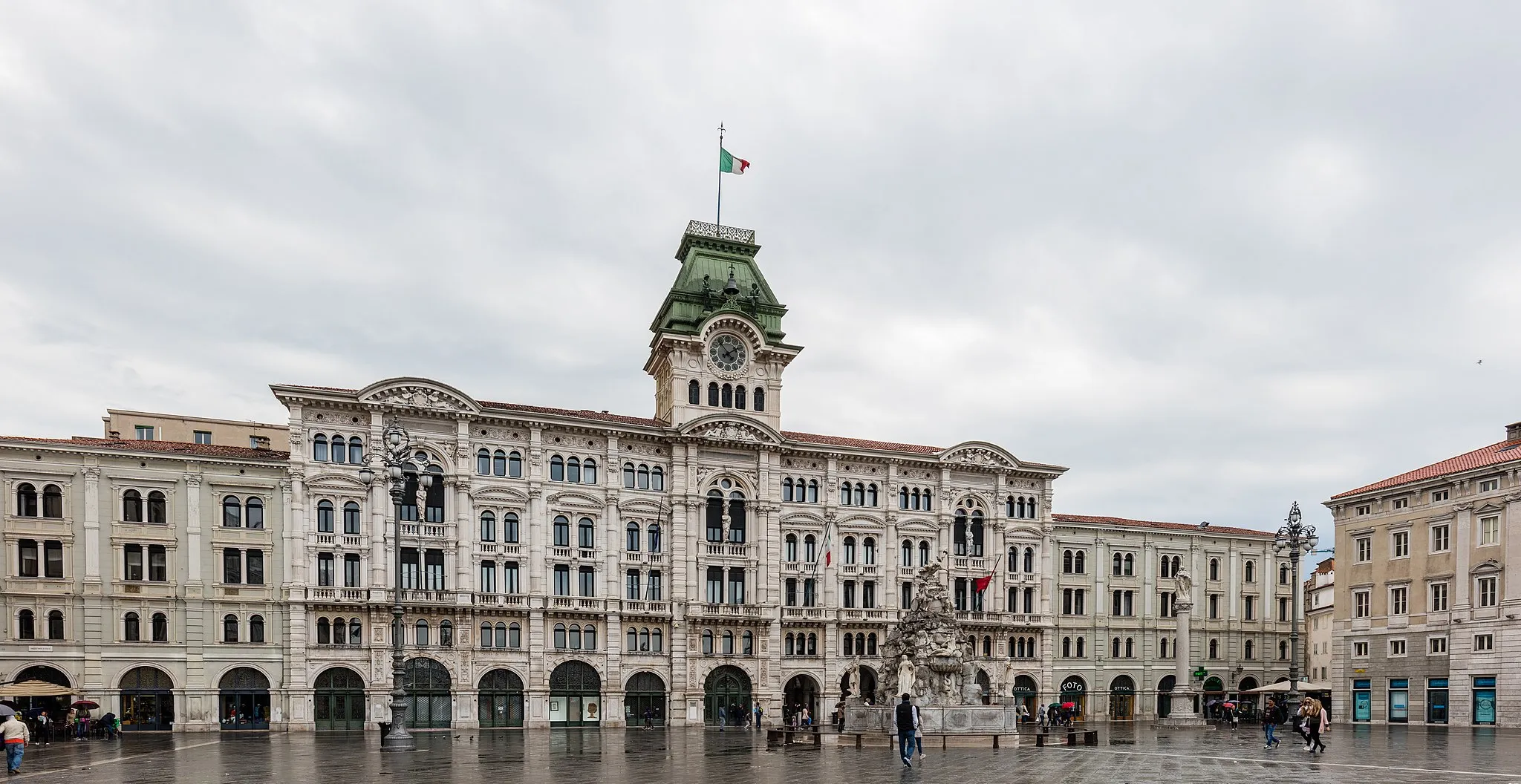 Photo showing: City hall, Trieste, Italy