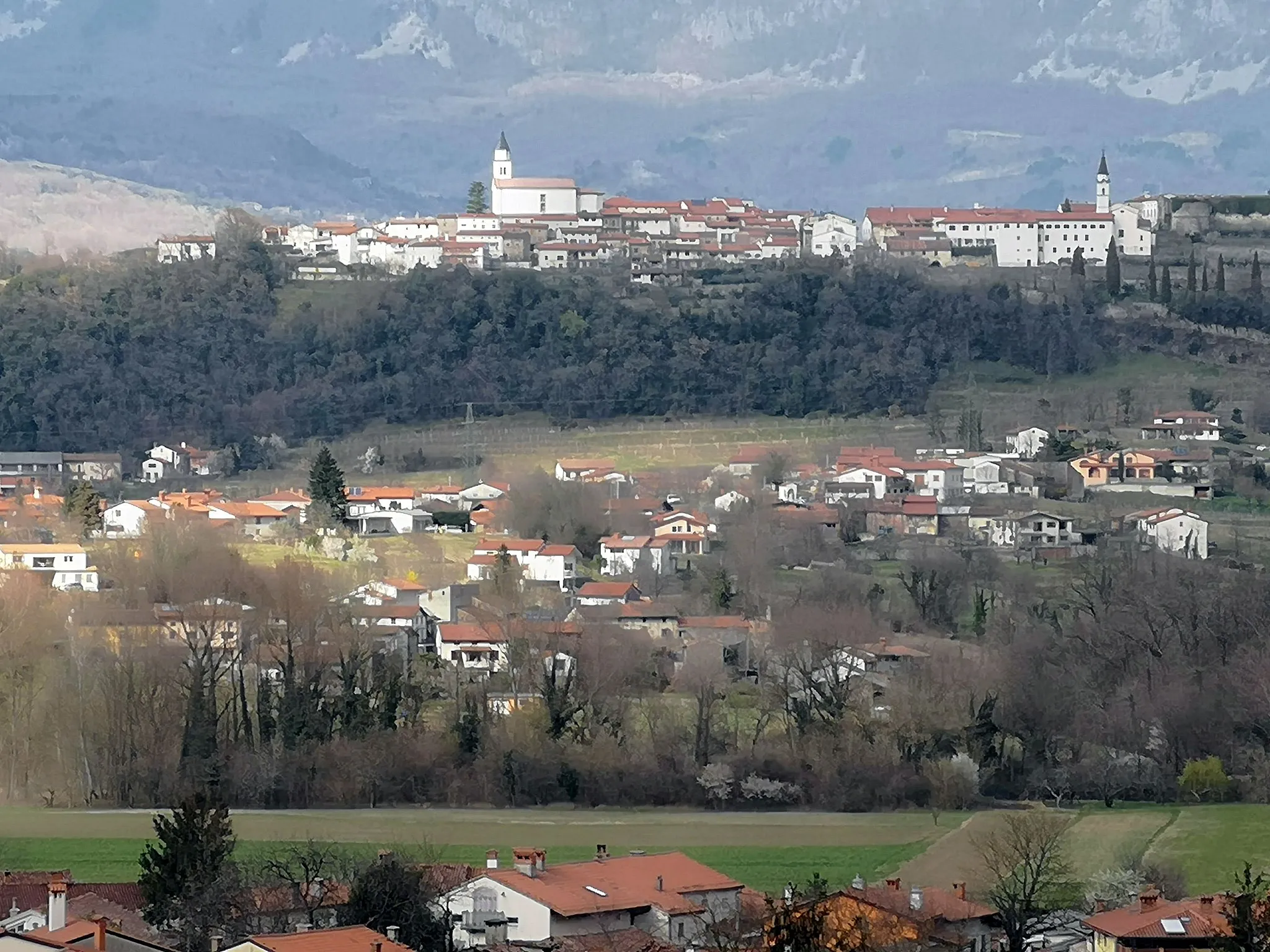 Photo showing: View of Male Žablje (in the front) and Vipavski Križ (on the hillock in the back).