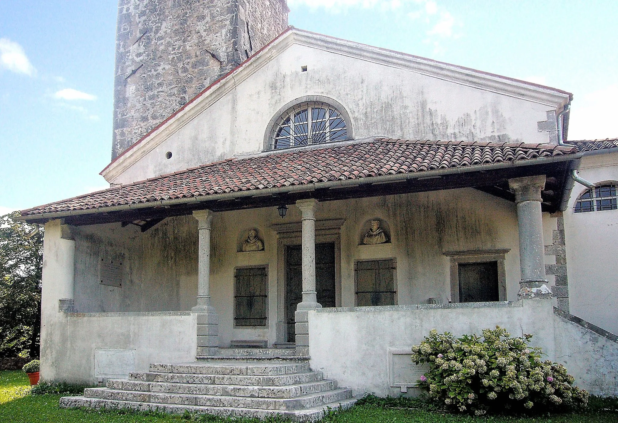 Photo showing: La chiesa di San Leonardo Abate a San Leonardo, in provincia e arcidiocesi di Udine