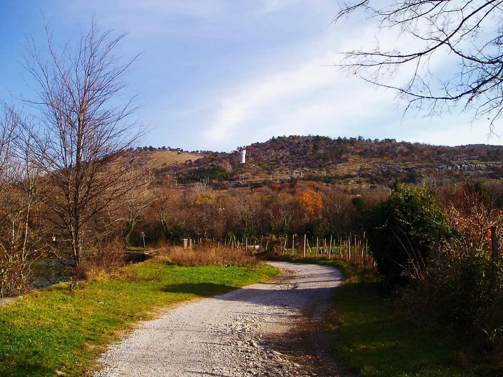 Photo showing: L'area di San Giovanni di Duino vista dalla foce del Timavo.