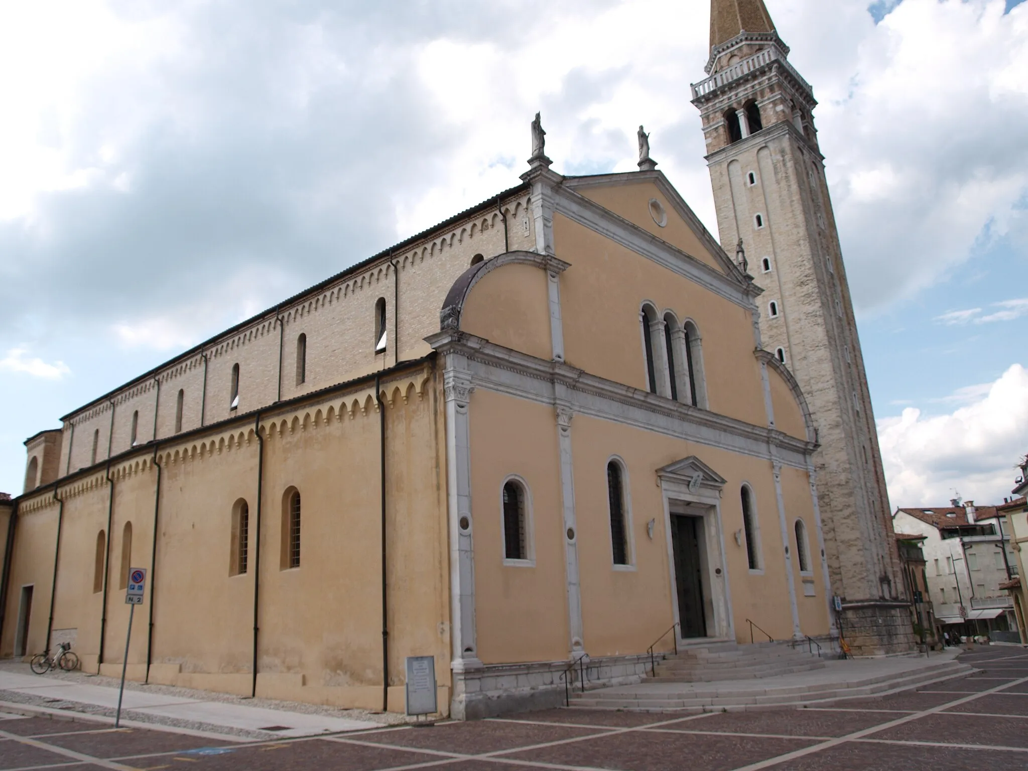 Photo showing: The Duomo of Sacile, in Northeast Italy.