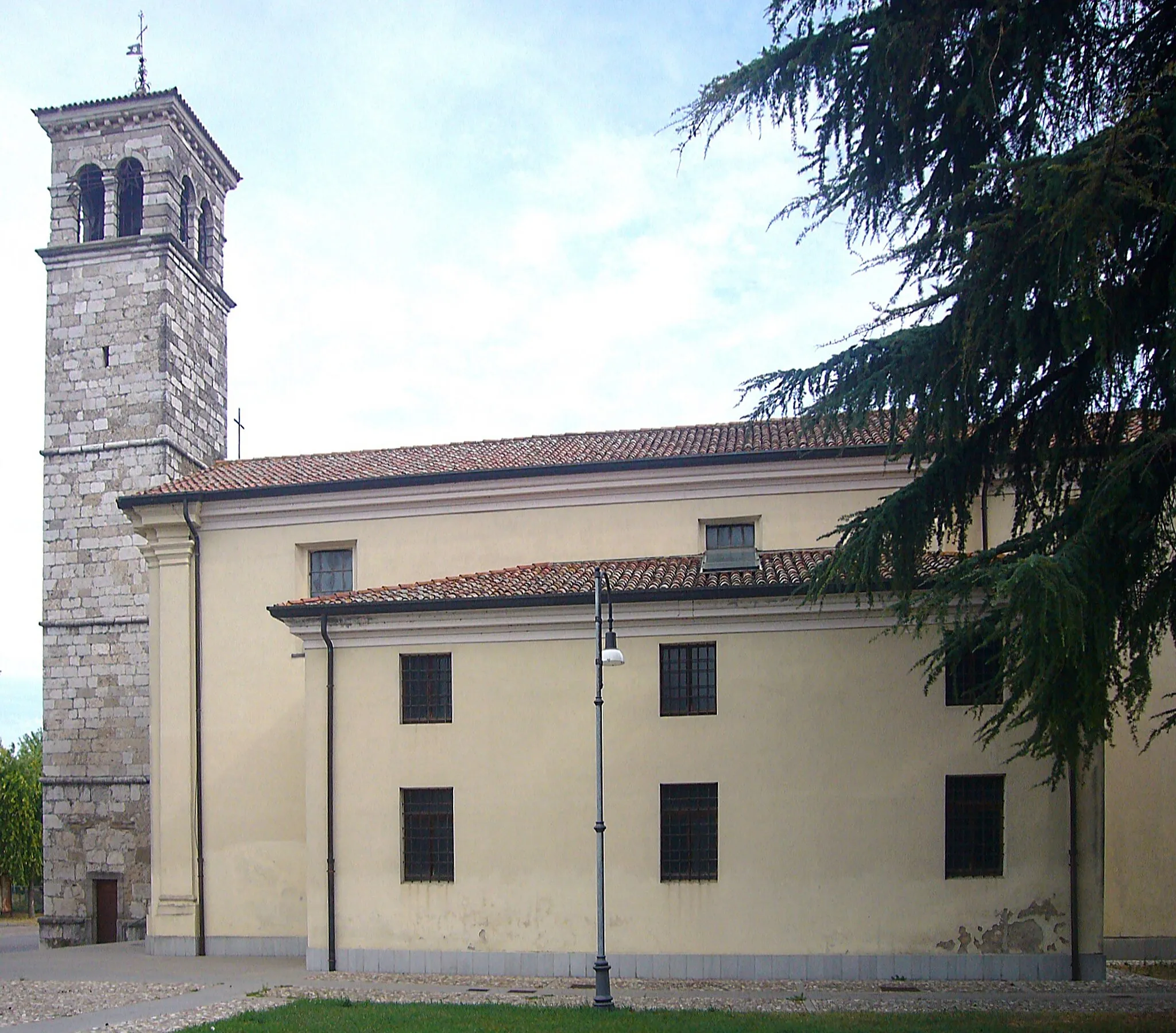 Photo showing: Il fianco meridionale della chiesa di San Michele Arcangelo a Sclaunicco e il campanile