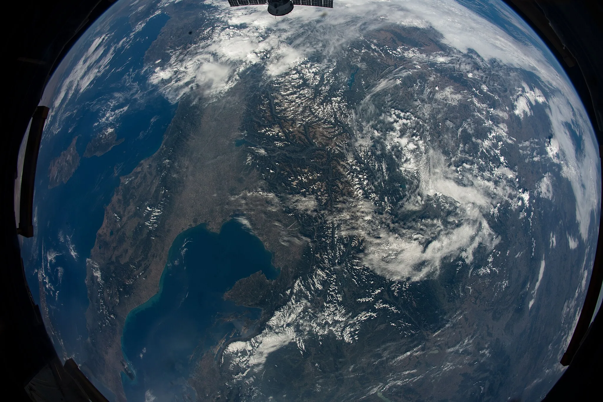 Photo showing: View of Earth taken during ISS Expedition 67.