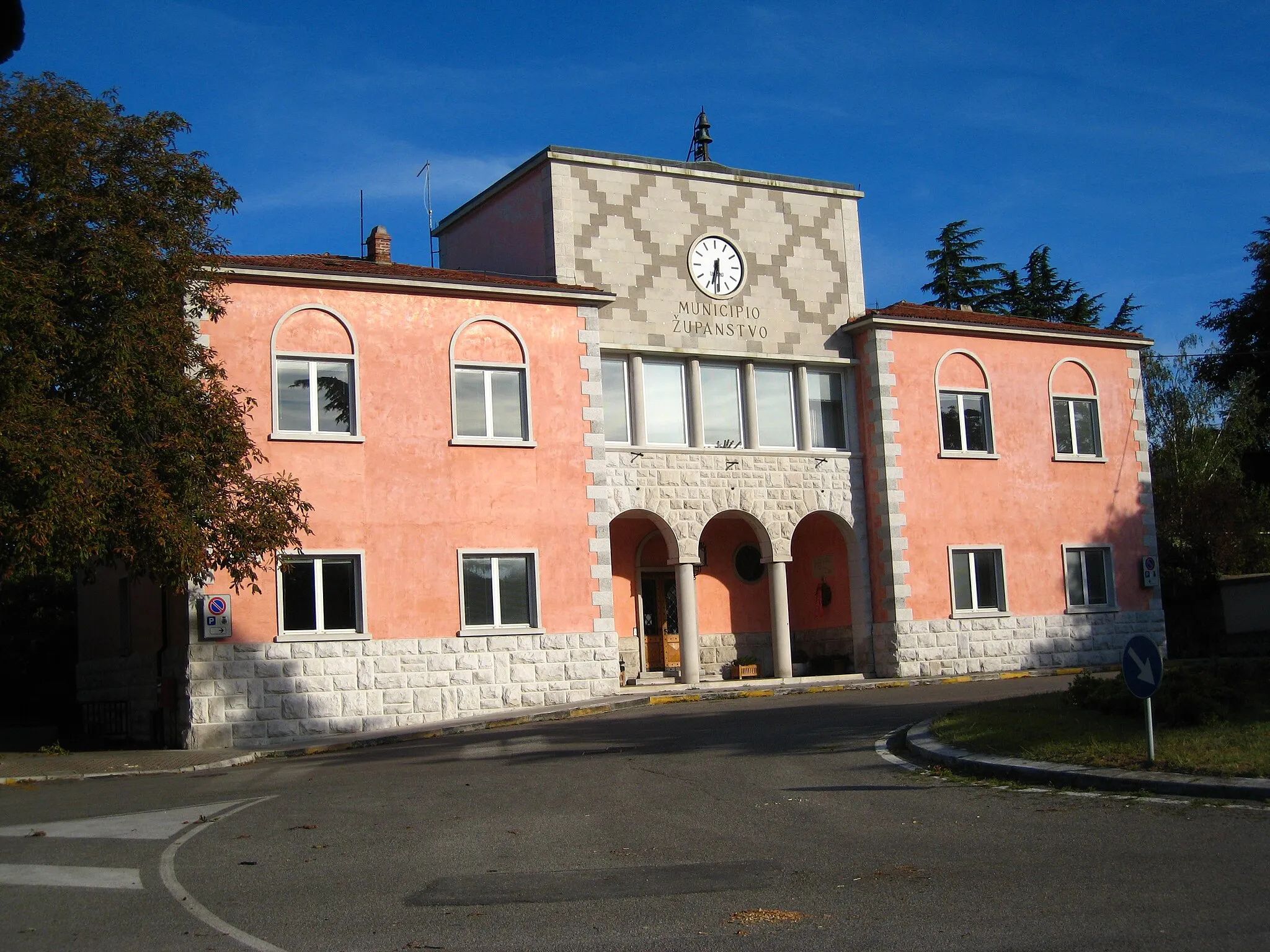Photo showing: Aurisina (Trieste). Il municipio ad Aurisina Cave