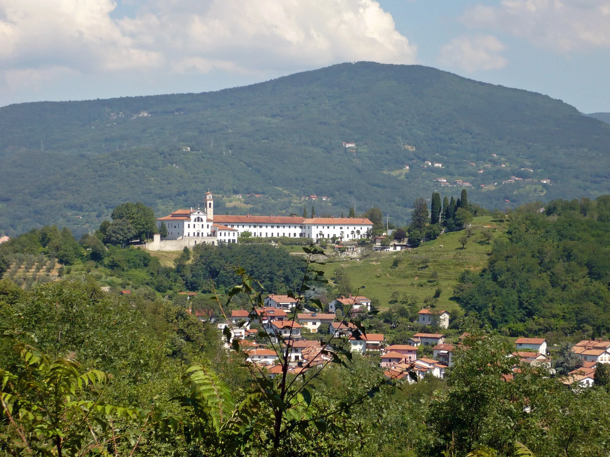 Photo showing: Kostanjevica Monastery (Nova Gorica, Slovenia) seen from the Castel of Gorizia.