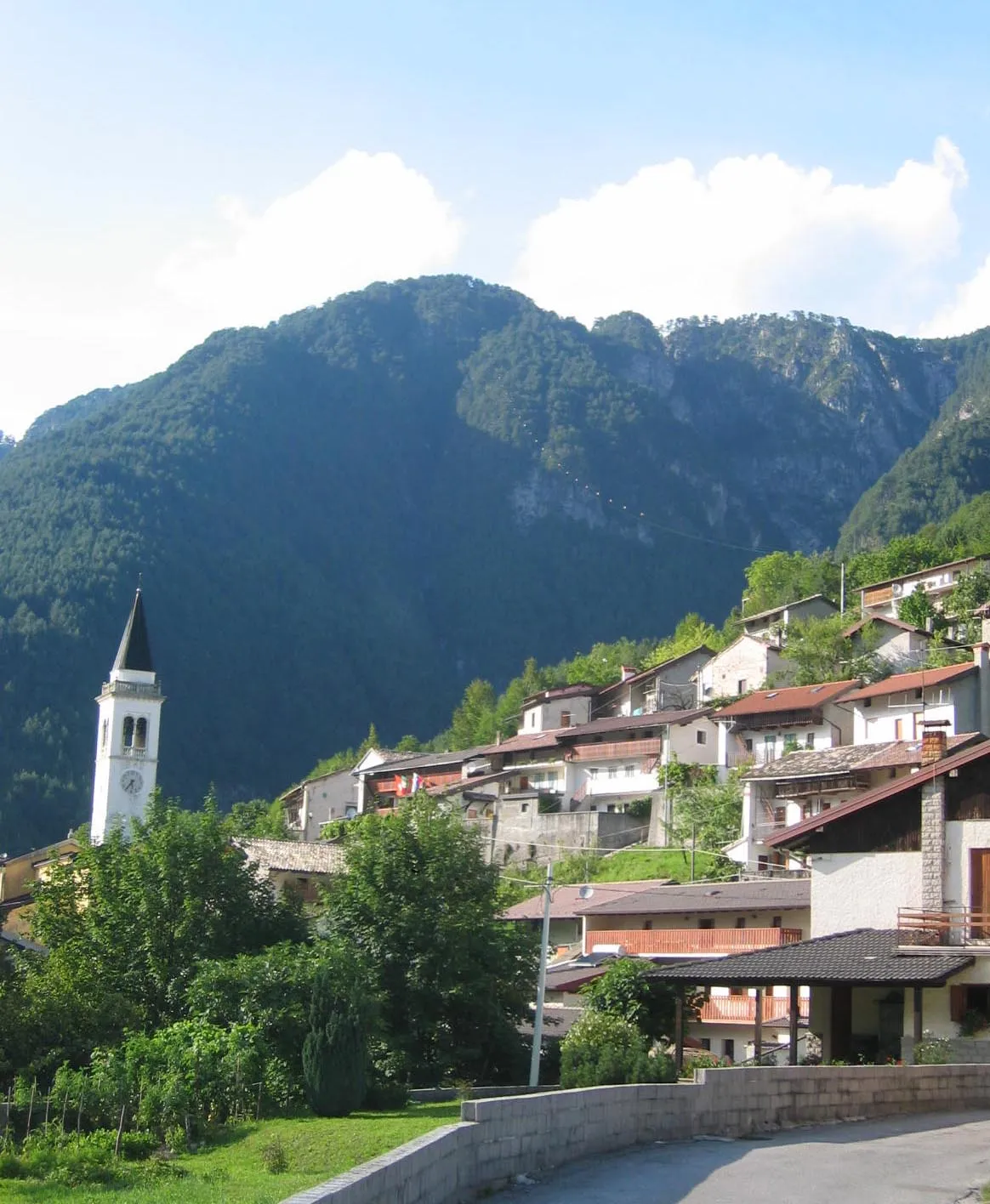 Photo showing: Val Resia (slovene: Rezija), alpine valley in northeast Italy

photo:Ziga 08:23, 9 February 2007 (UTC)