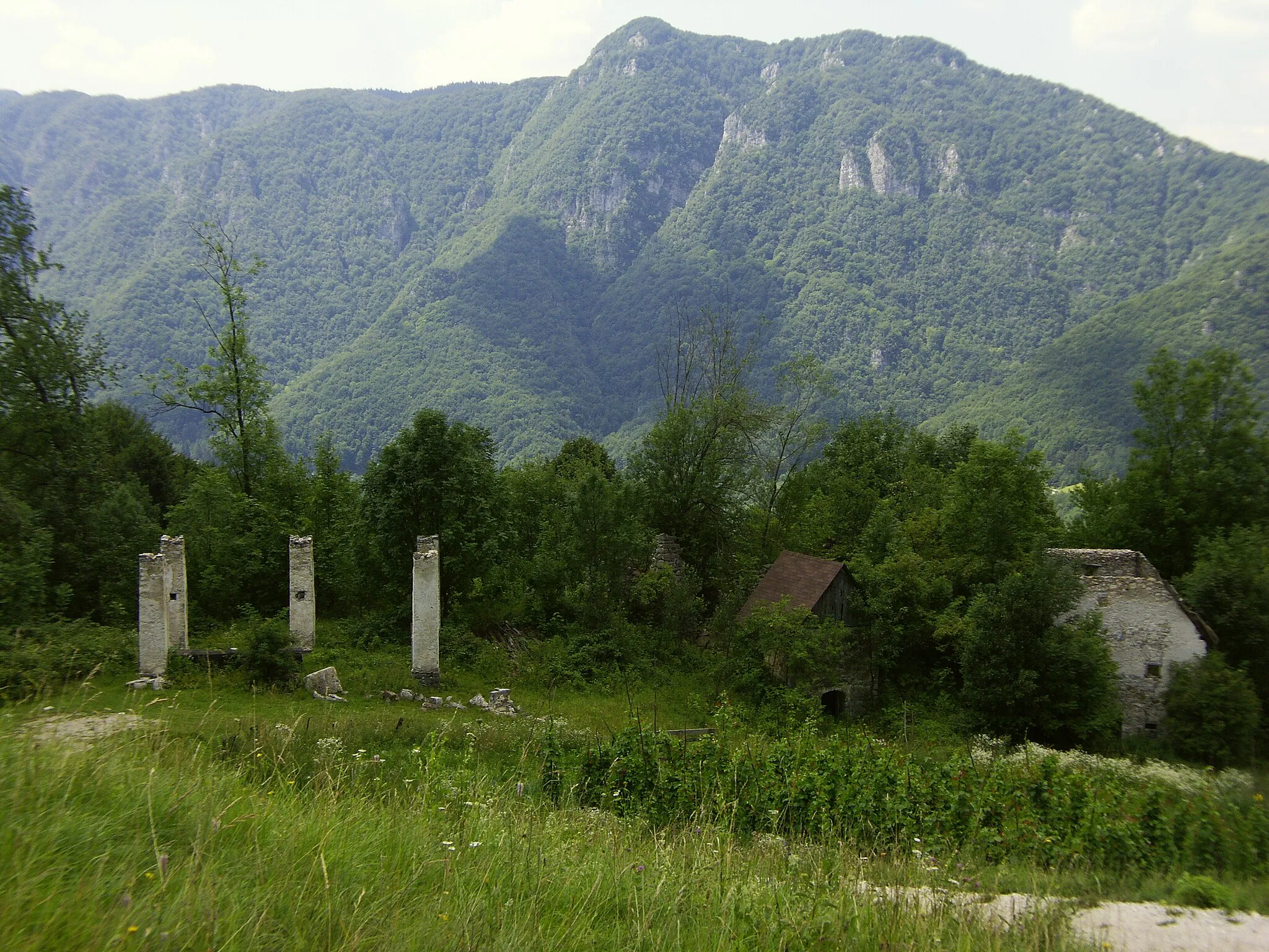 Photo showing: Gorenja Trebuša 98, podrtija Hvalove hiše pri Kumarju pod Prvenjskim vrhom.