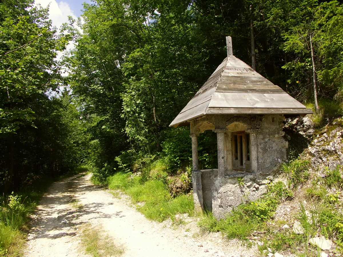 Photo showing: Kapelica med Brdarjem in Čebejem v Gorenji Trebuši.