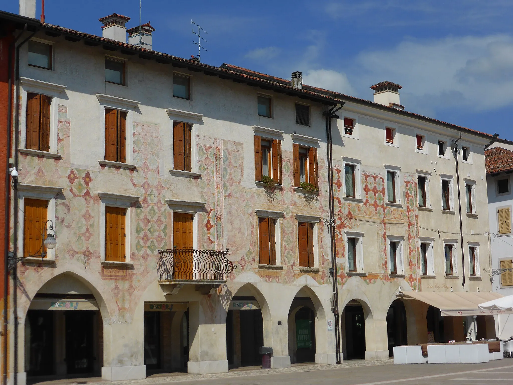 Photo showing: Frescoed palaces in San Vito al Tagliamento, Italy., northern side of Piazza del Popolo main square, west of Via Paolo Sarpi