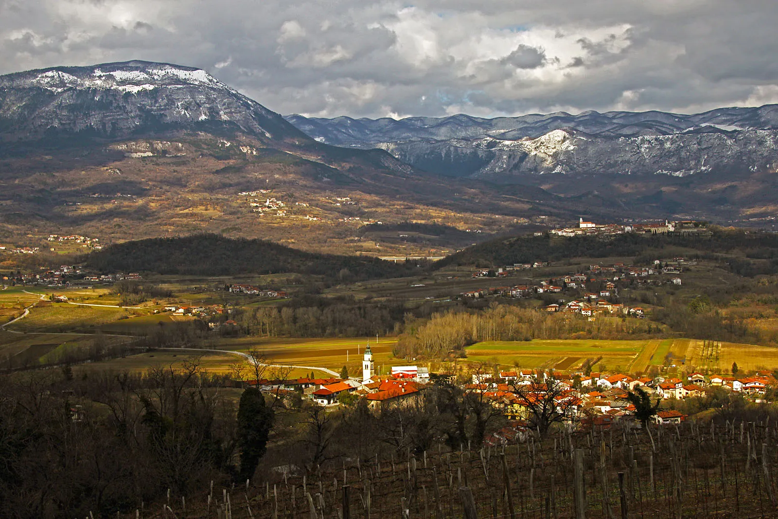 Photo showing: Velike Žablje with the mountains of Trnovski Gozd in the background.