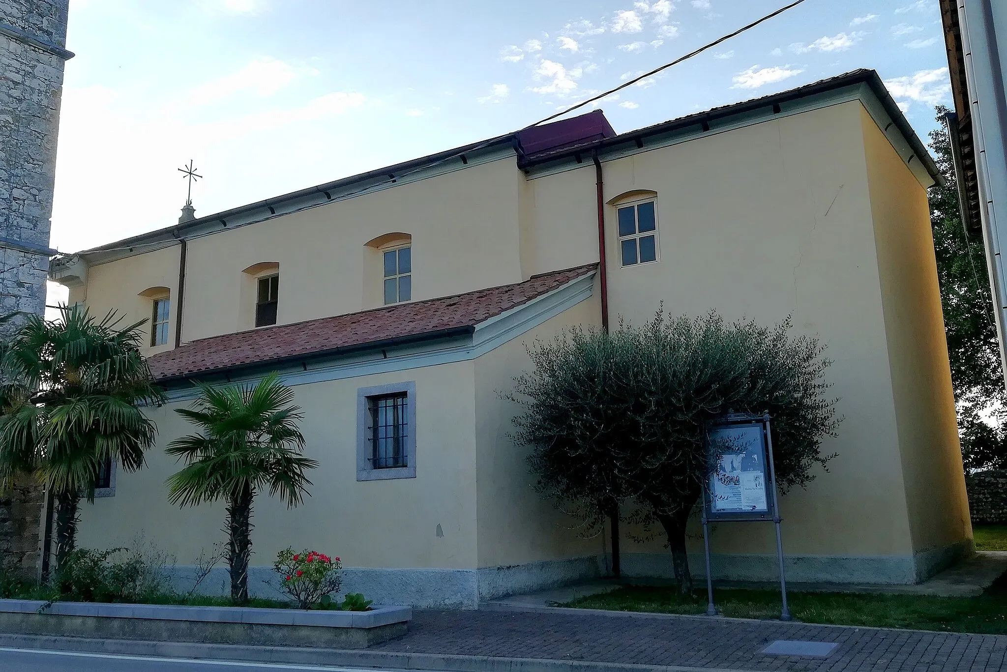 Photo showing: Il fianco della chiesa di Santa Caterina a Merlana, in provincia ed arcidiocesi di Udine