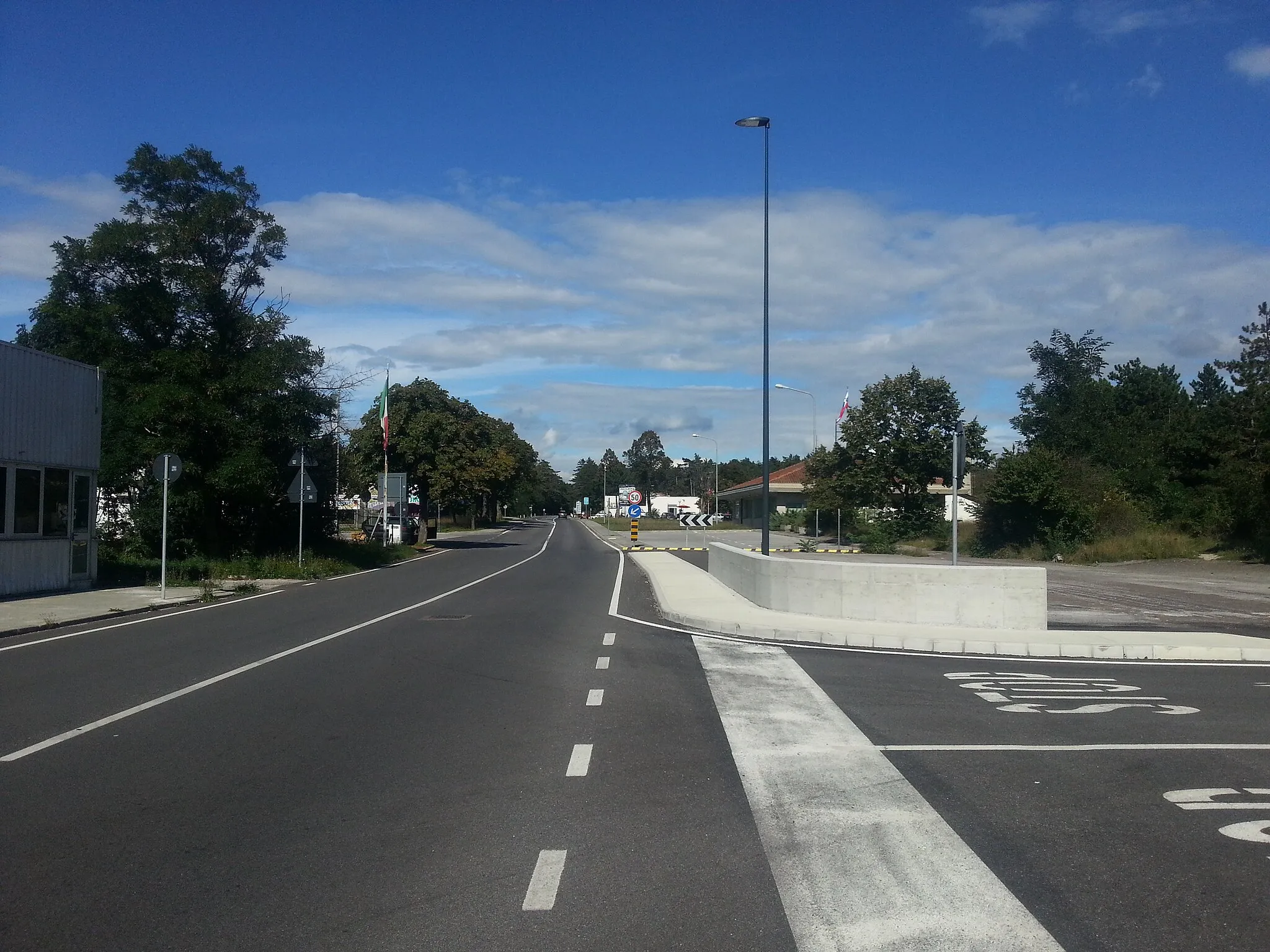 Photo showing: Italy-Slovenia karst border