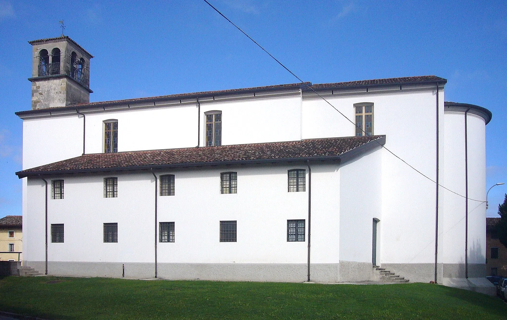 Photo showing: Il fianco meridionale della chiesa parrocchiale di Risano, frazione di Pavia di Udine