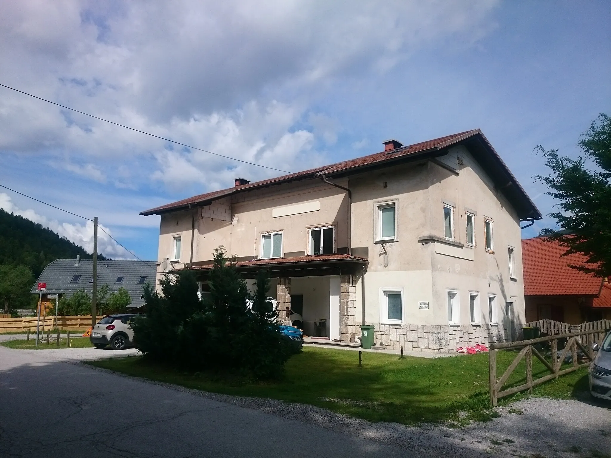 Photo showing: Former trainstation Rateče - Palnica, located in Rateče along the abandoned section of the so called Crown Prince Rudolph's Railway between Jesenice and Tarvisio,