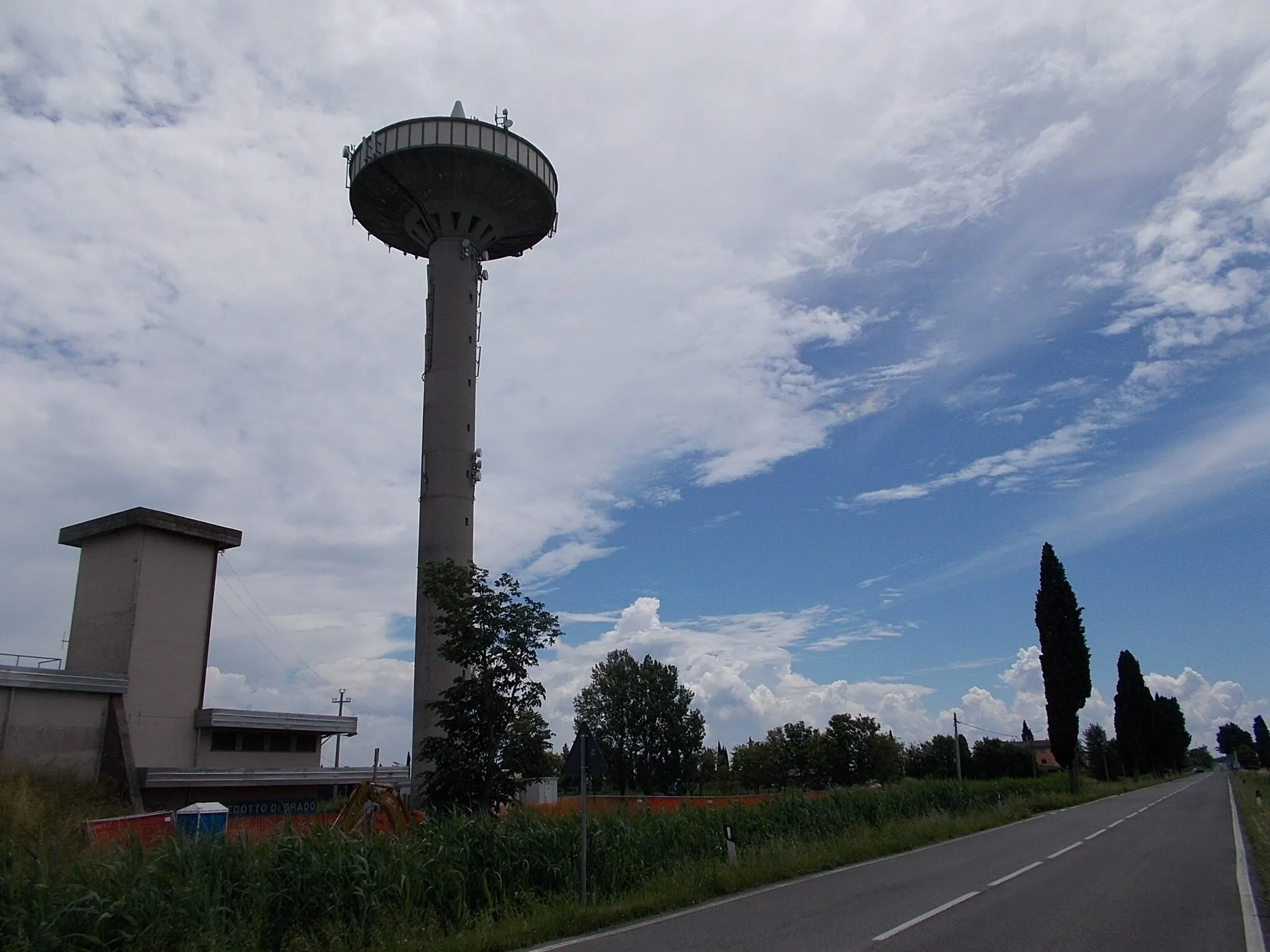 Photo showing: Grado - víztorony és az SP19-es út Luseo közelében