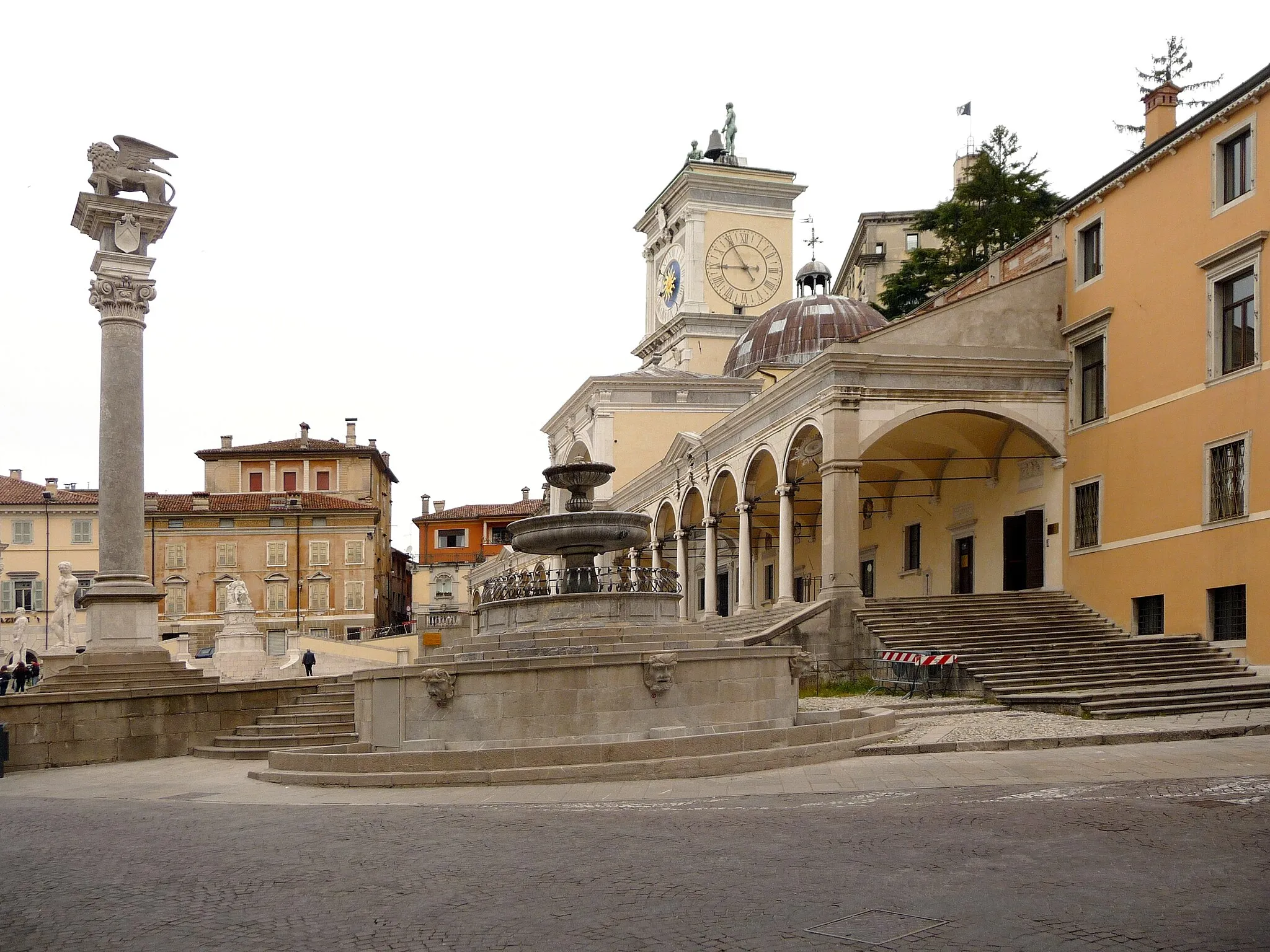 Photo showing: Piazza