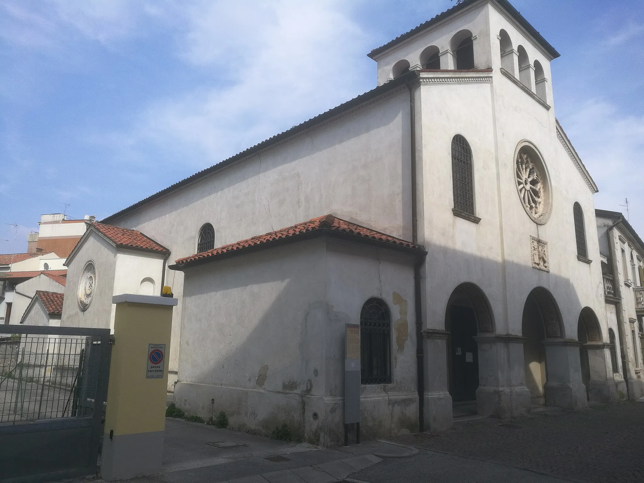 Photo showing: Chiesa della Beata Vergine del Rosario (Monfalcone), vista in prospettiva