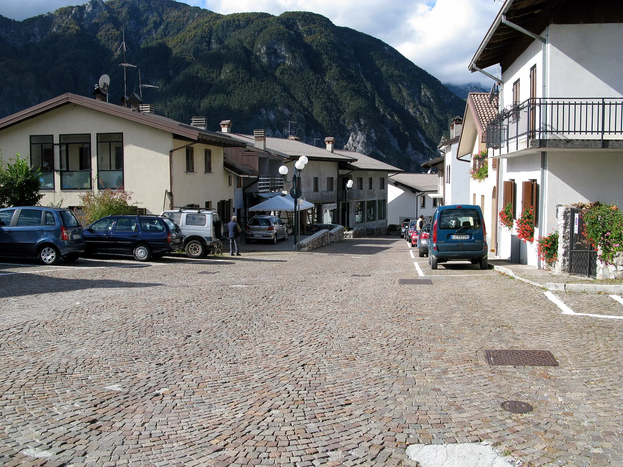 Photo showing: Main road in Prato di Resia in Resia valley, a tributary valley of Canal del Ferro / Friuli-Venezia Giulia / Italy / EU.