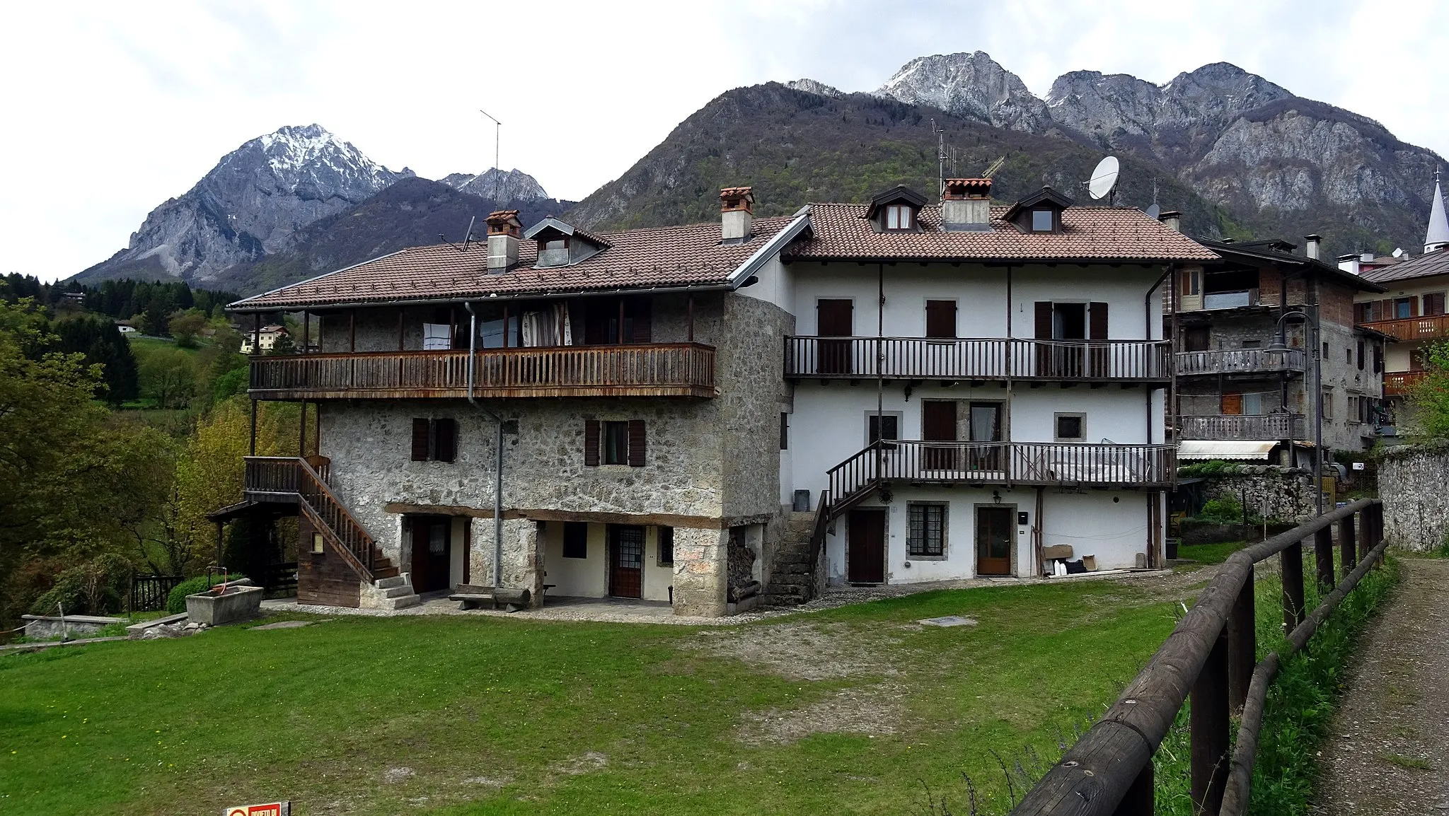 Photo showing: Case tipiche di Ampezzo ; sullo sfondo i monti Tinisa, Pura, Nauleni, Colmaier e Sesilis