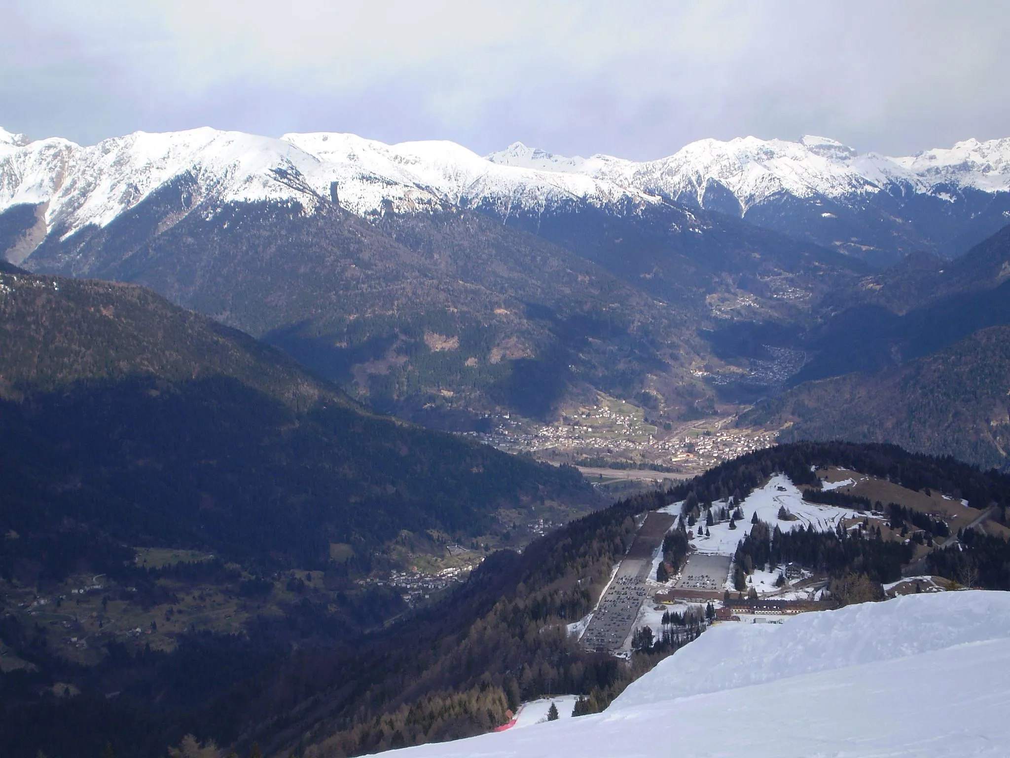 Photo showing: Paluzza e la Val Pontaiba coi paesi di Treppo Carnico e Ligosullo visti dallo Zoncolan