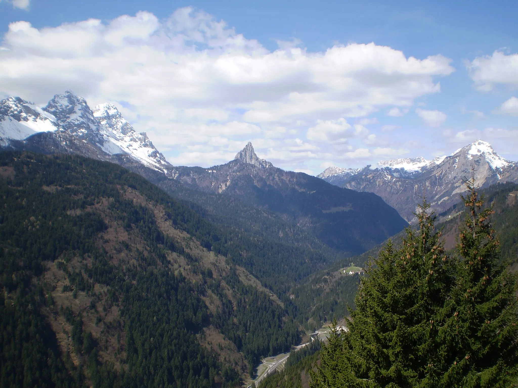 Photo showing: Veduta primaverile dell'alta val Degano da Givigliana, Carnia, Friuli