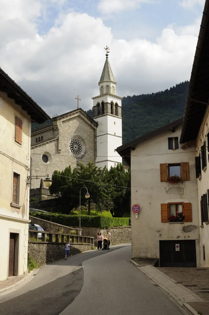 Photo showing: Paluzza, scorcio della cittadina con il Duomo di Santa Maria.