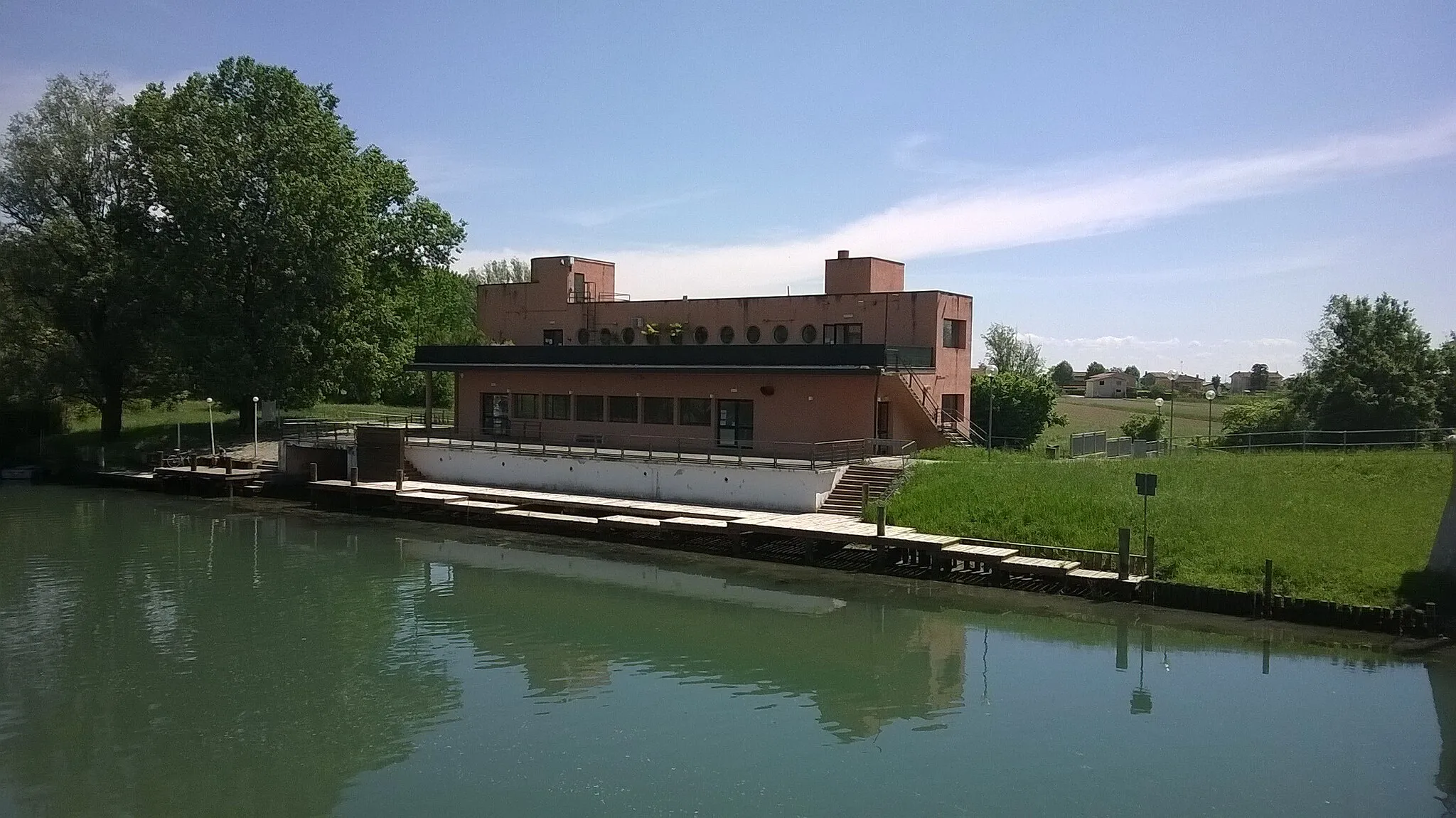 Photo showing: Casa del Marinaretto view from the pedestrian bridge over the Stella river