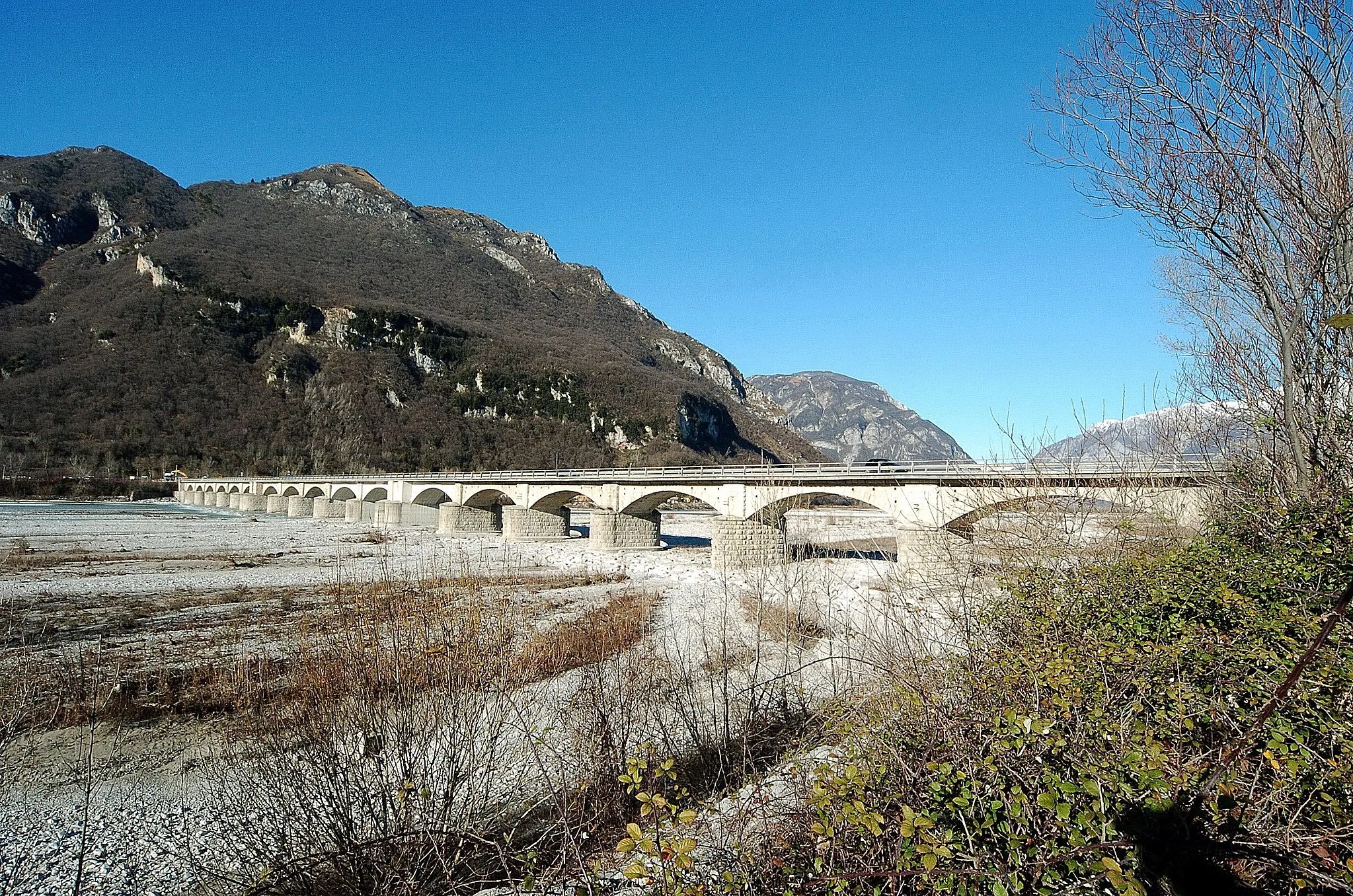 Photo showing: Road-bridge across the Tagliamento-river near Braulins, communities Trasaghis and Gemona del Friuli, Friuli-Venezia Giulia, Italy