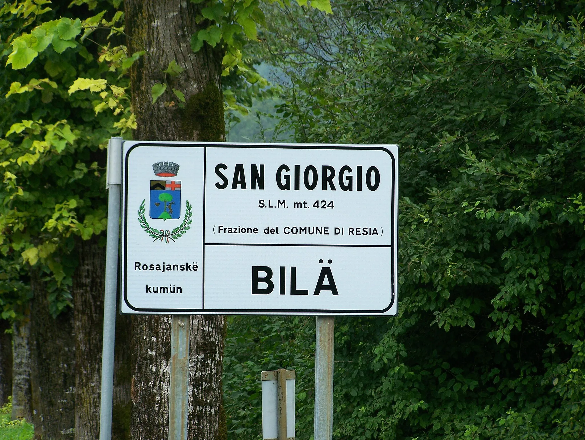 Photo showing: Bilingual road sign in Resia, Friuli, Italy.