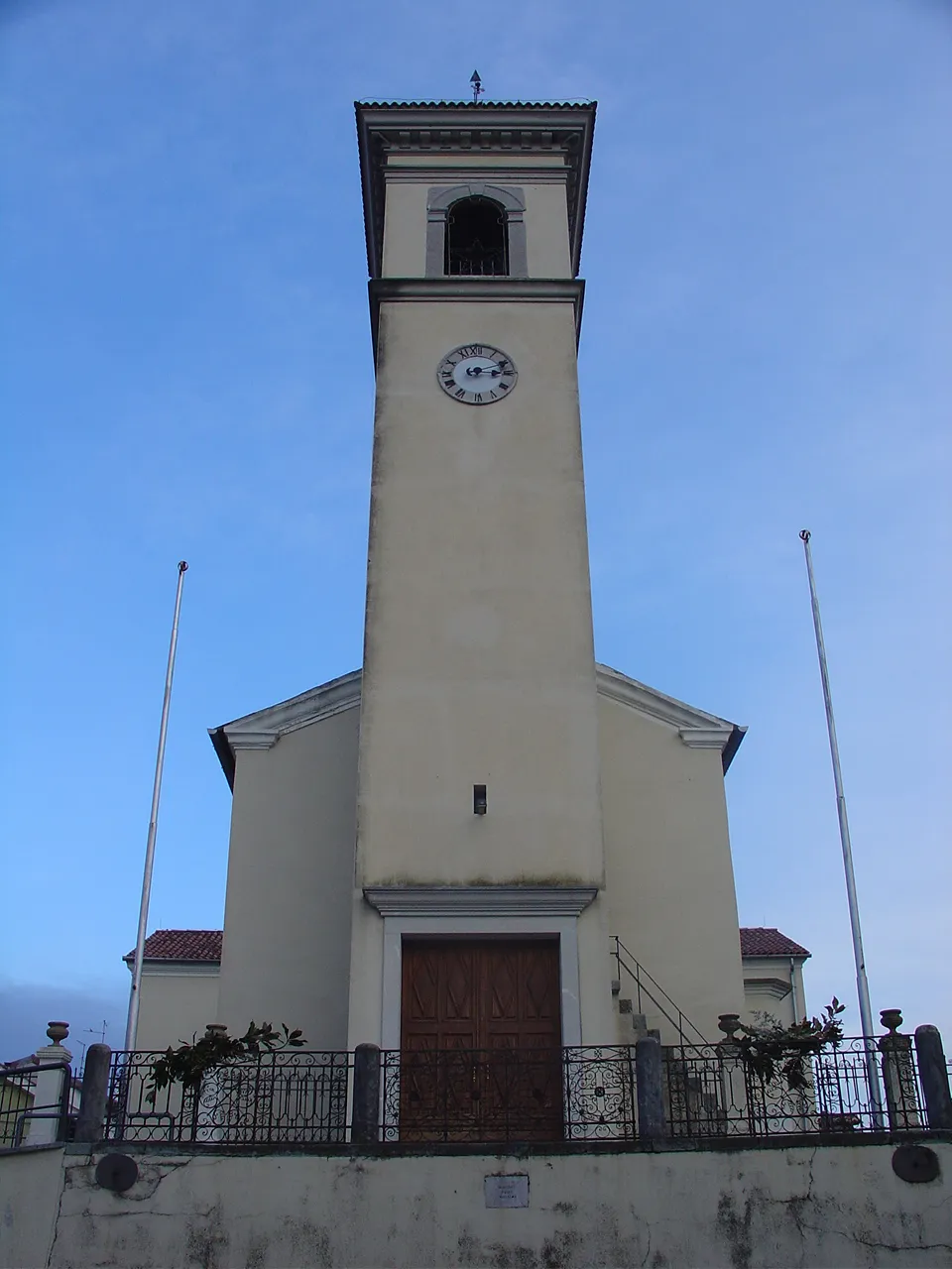 Photo showing: Veduta dal basso di campanile e chiesa di Orgnano