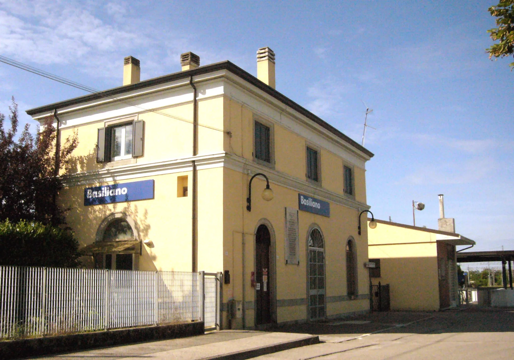 Photo showing: La stazione di Basiliano lato strada