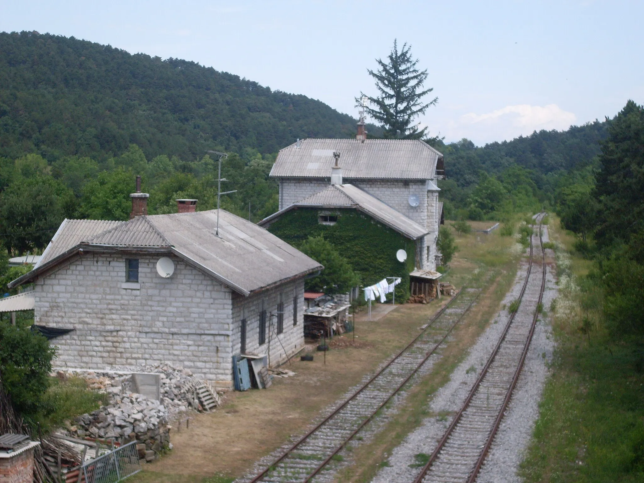 Photo showing: Former train station Repentabor (named after nearby Monrupino in the present day Italy) in Dol pi Vogljah on the original route of the Bohinj railway (going towards Trieste). View from the nearby overpass.