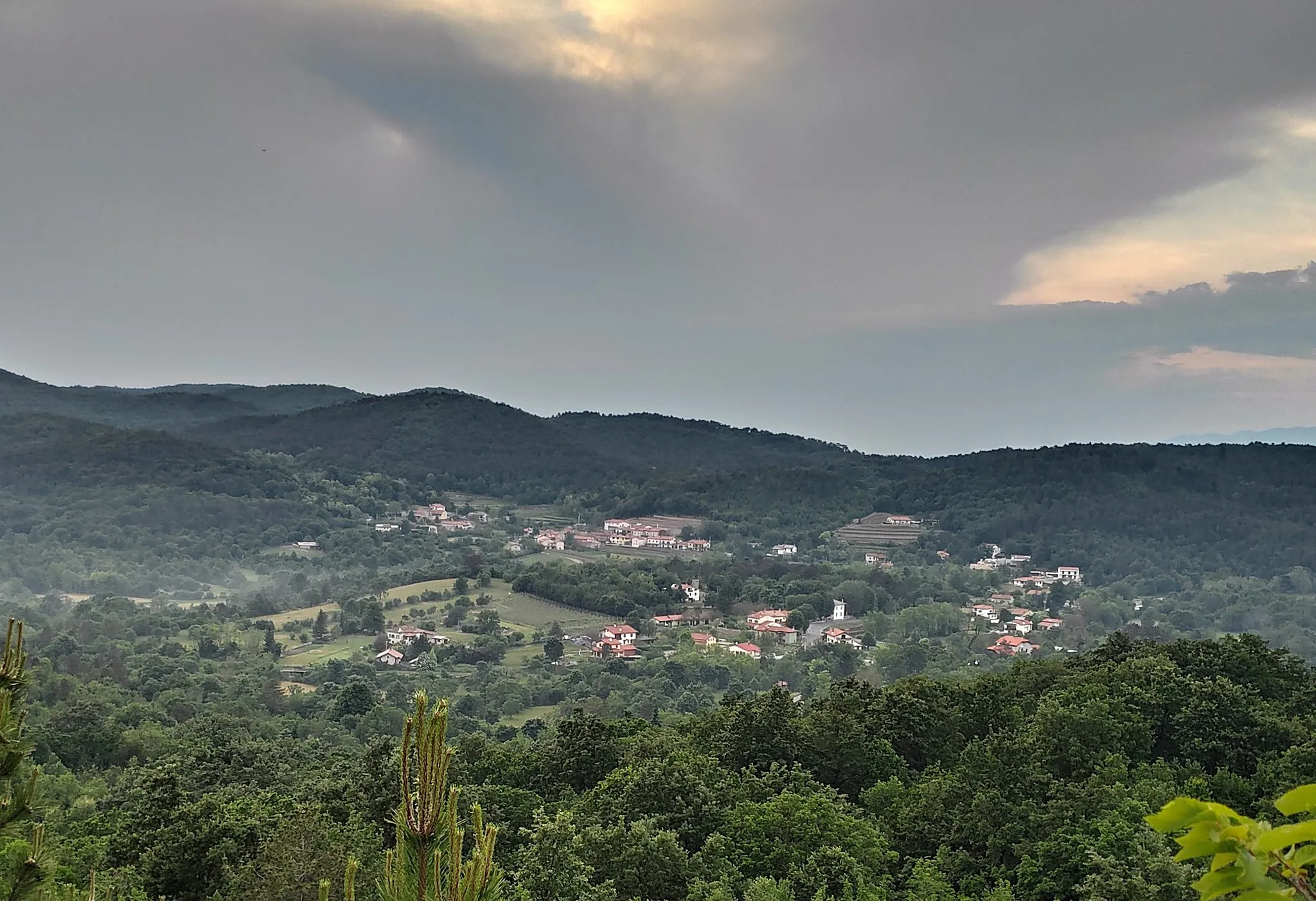 Photo showing: panorama over the Slovenian villages of Voglje and Dol pri Vogljah (Sežana)