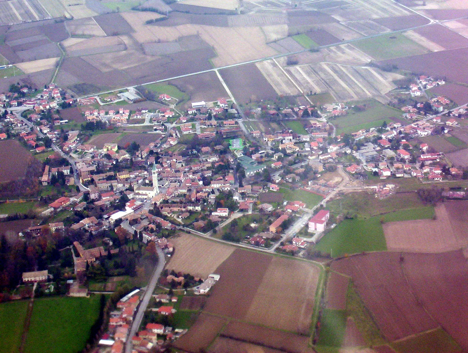Photo showing: A view of Ruda (UD), Italy, from plane. The photo was taken by Trevirgola in December 2004.