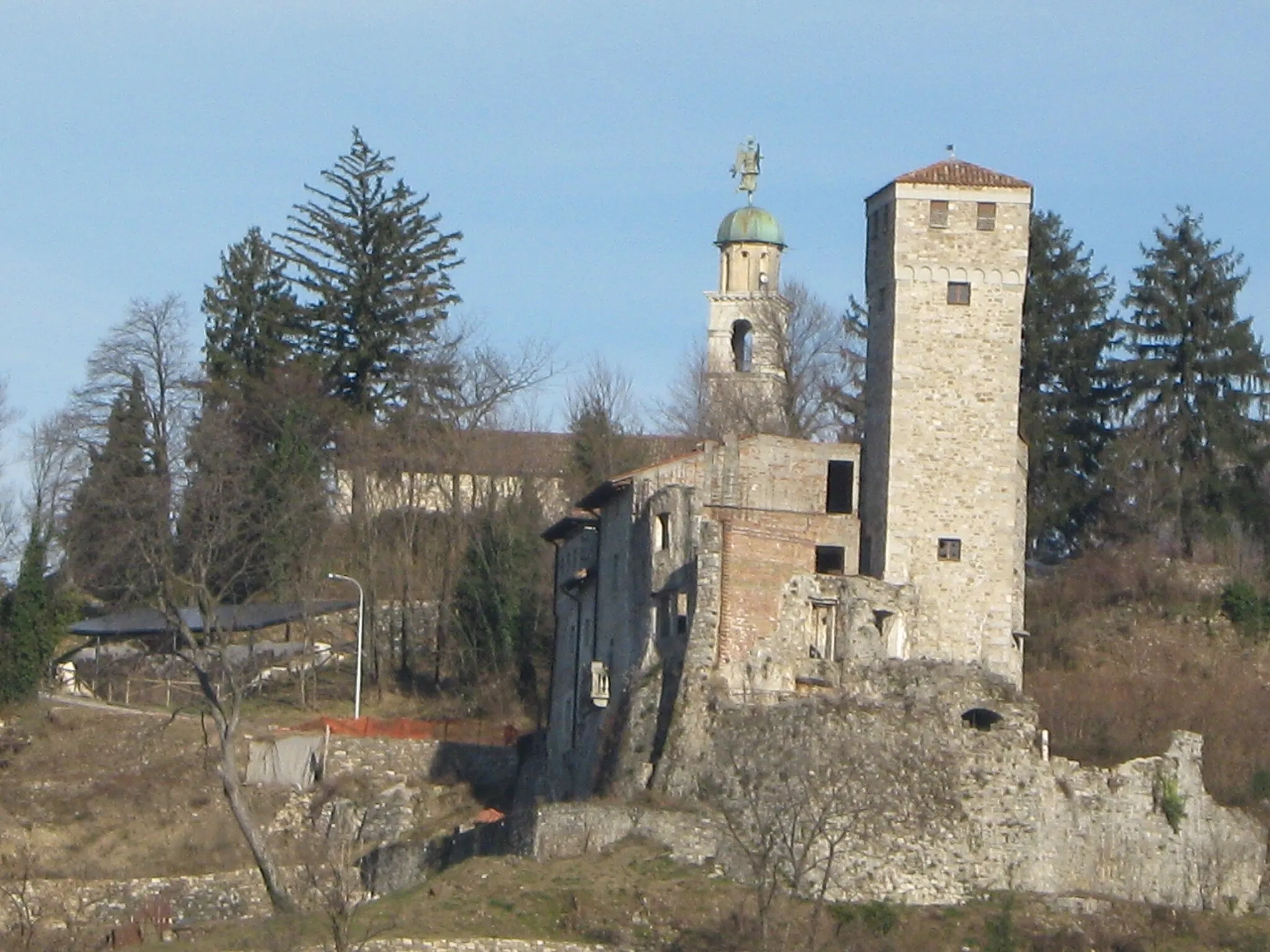 Photo showing: Castello Savorgnan con Chiesa di San Martino Vescovo, Via delle Chiese, comune di Artegna, provincia di Udine, Friuli, Italia.