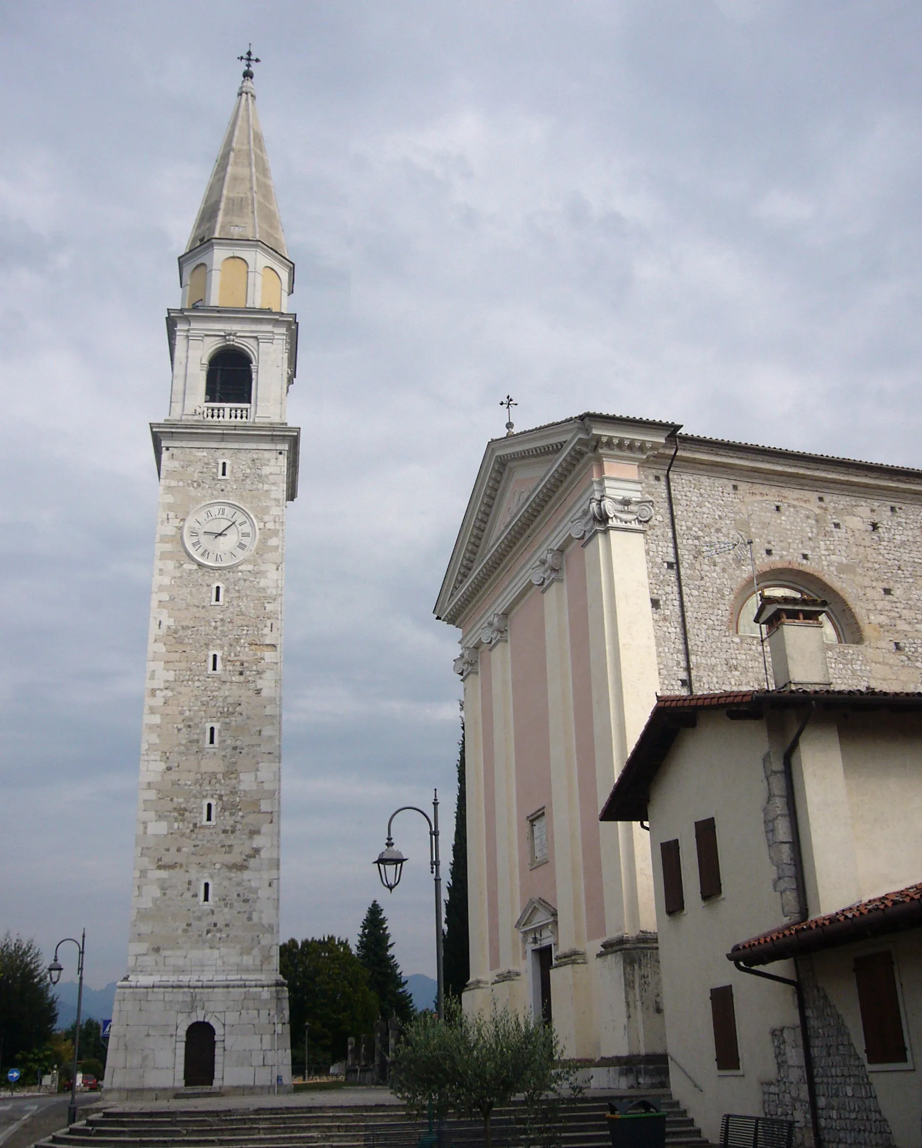 Photo showing: La chiesa parrocchiale di Vivaro con, accanto, il suo campanile